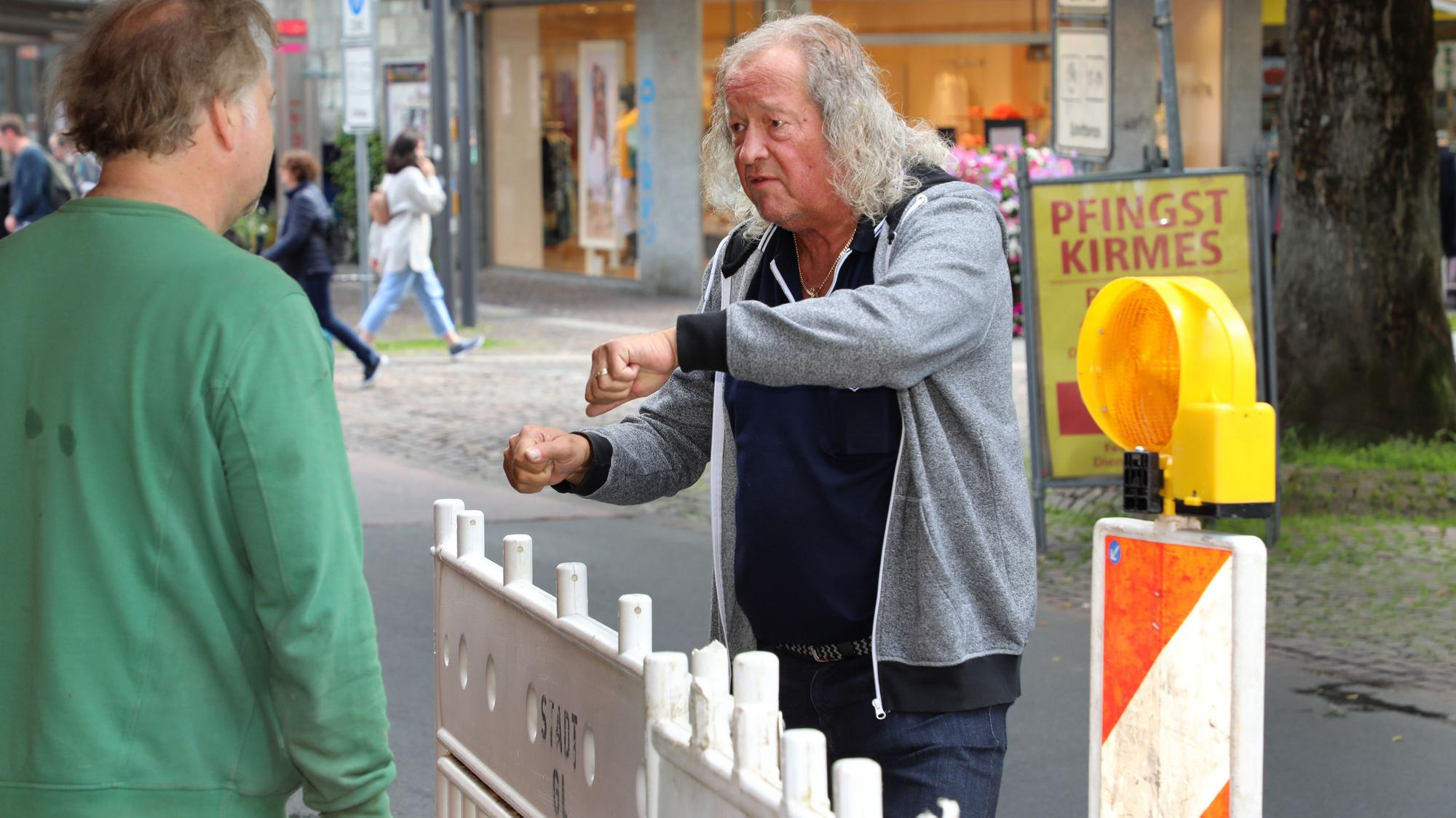 Burkhardt Unrau steht an einer Warnbake in Bergisch Gladbach.