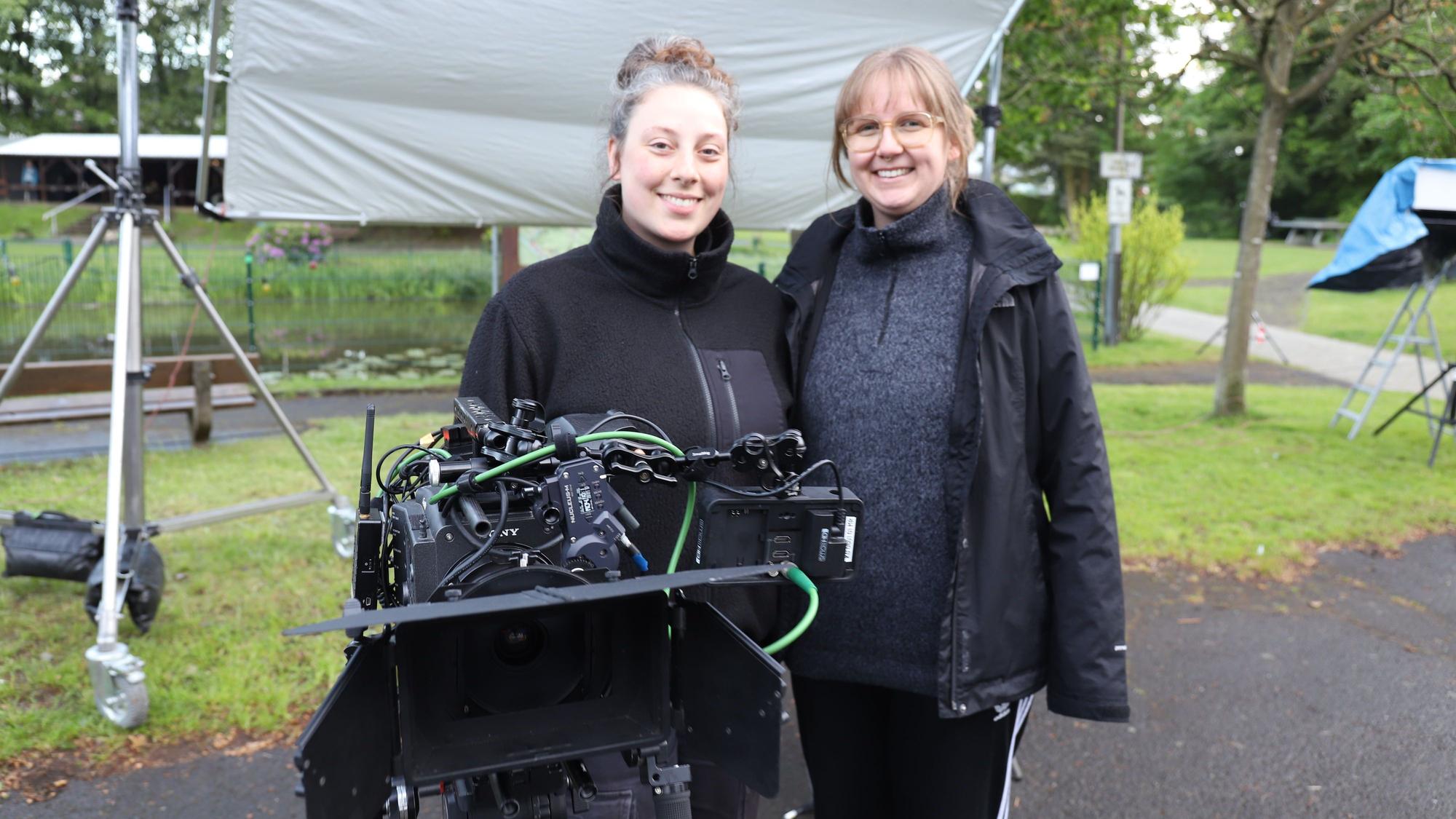 Theresa Kramer (r.) und Roya Ghanavati drehen in Hennef einen 25-minütigen Kurzfilm als Abschlussarbeit für ihr Studium mit dem Titel „Dorfbratzen“.
