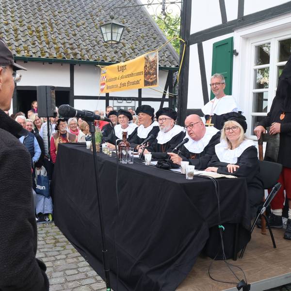 Blick auf eine Verhandlung vor dem historischen Femegericht der Stadt Bergneustadt