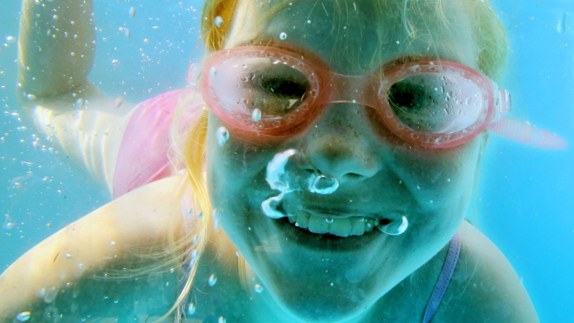 Kind taucht in einem Pool