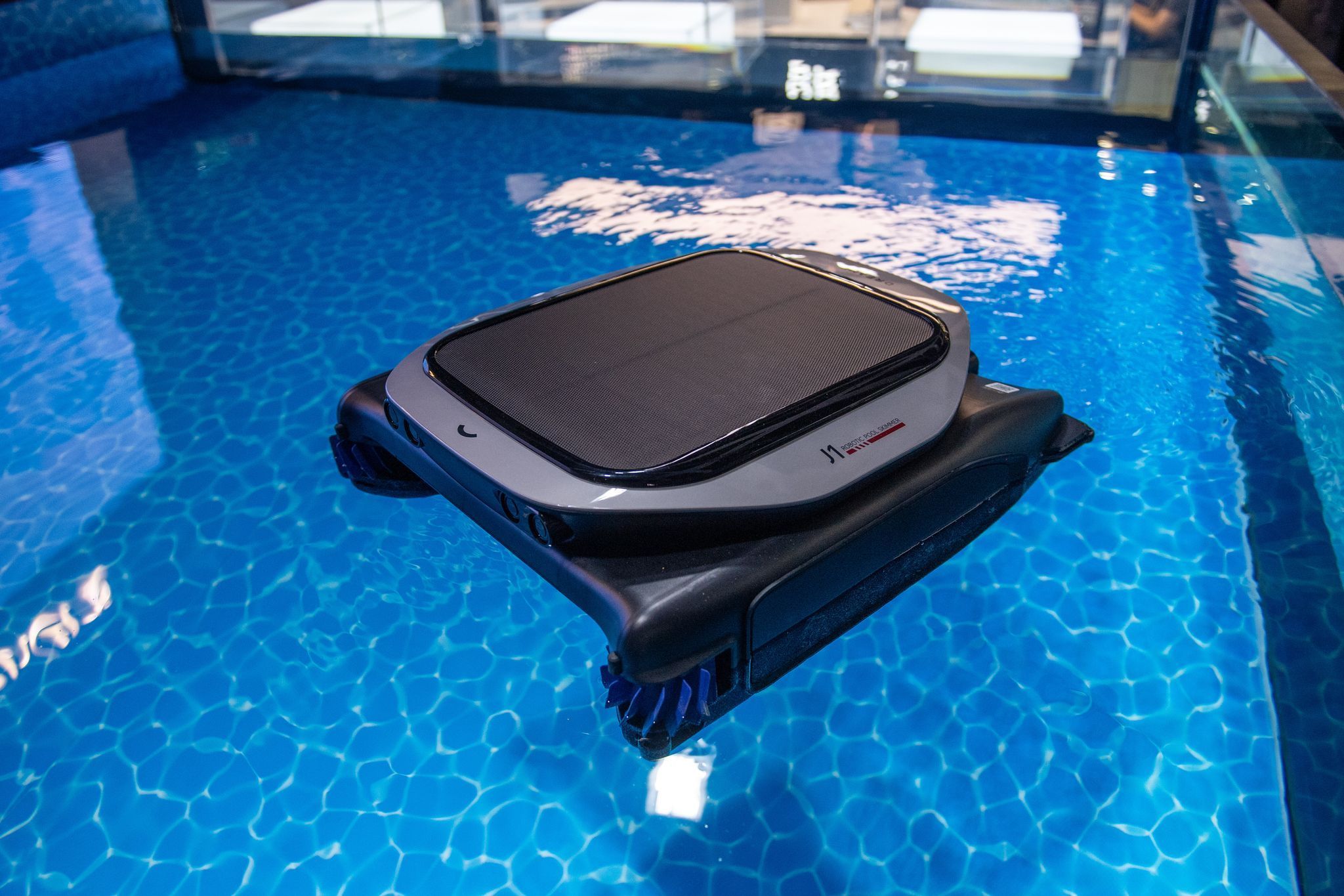 Ein Roboter zur Poolreinigung der Marke Dreame