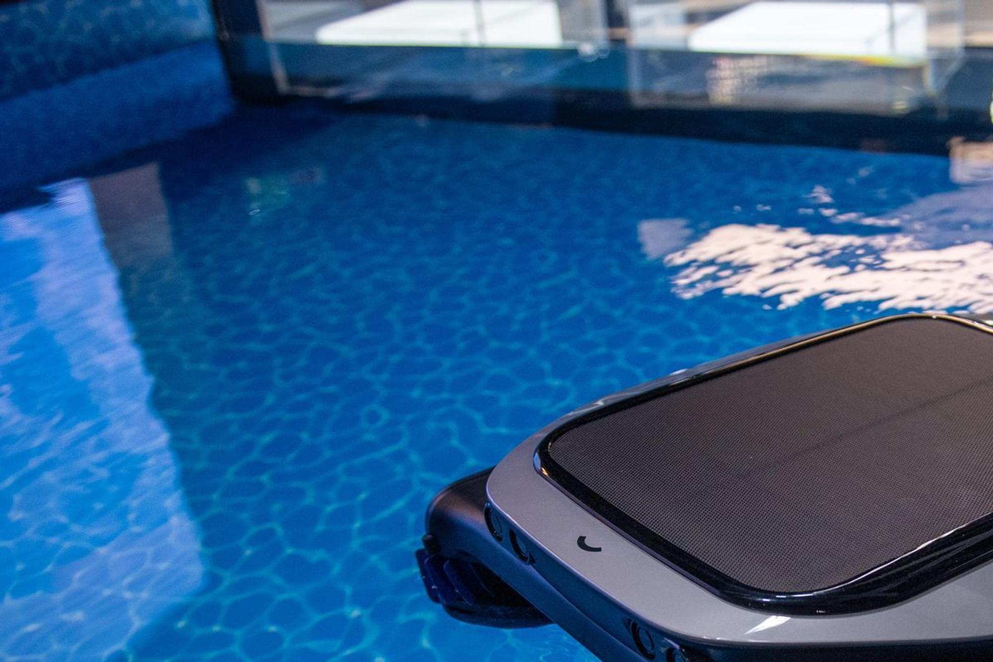 Ein Roboter zur Poolreinigung der Marke Dreame