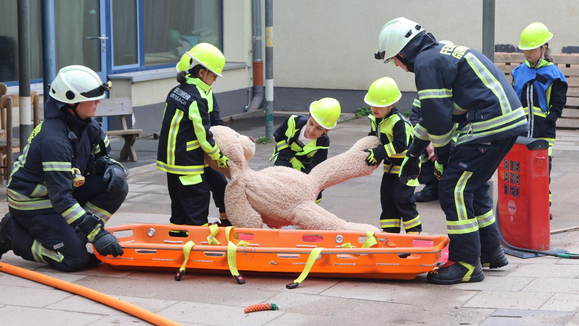 Das Foto zeigt, wie kleine und große Retter den Teddy erstversorgen.