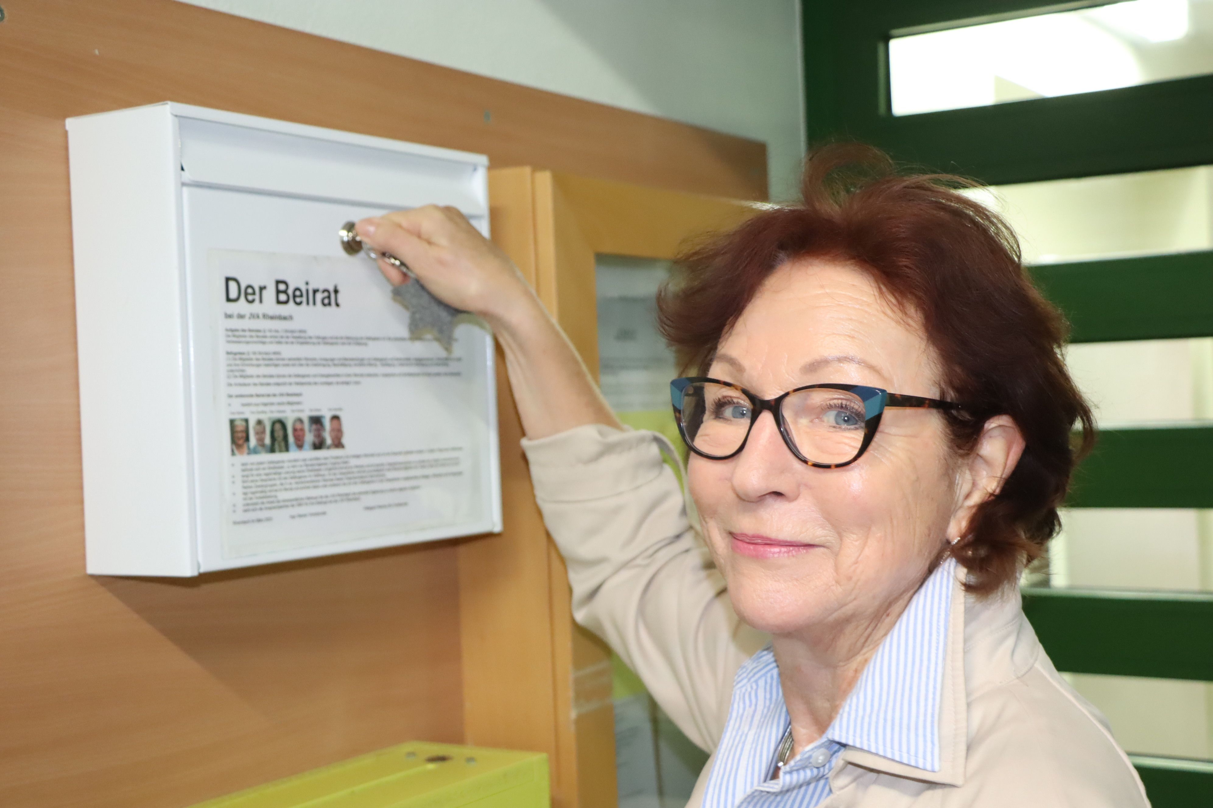 Anne Viehmann an einem der weißen „Beirats-Briefkästen“. Sie werden spätestens alle zwei Wochen geleert.