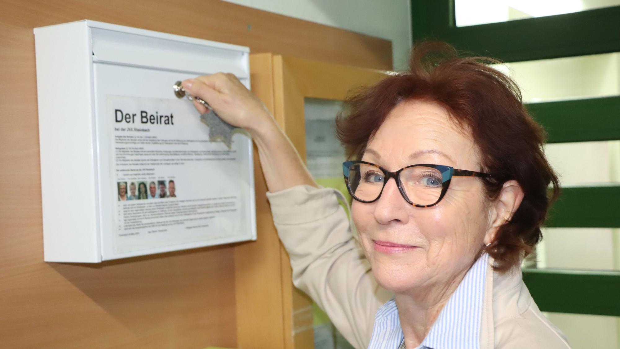 Anne Viehmann an einem der weißen „Beirats-Briefkästen“. Sie werden spätestens alle zwei Wochen geleert.