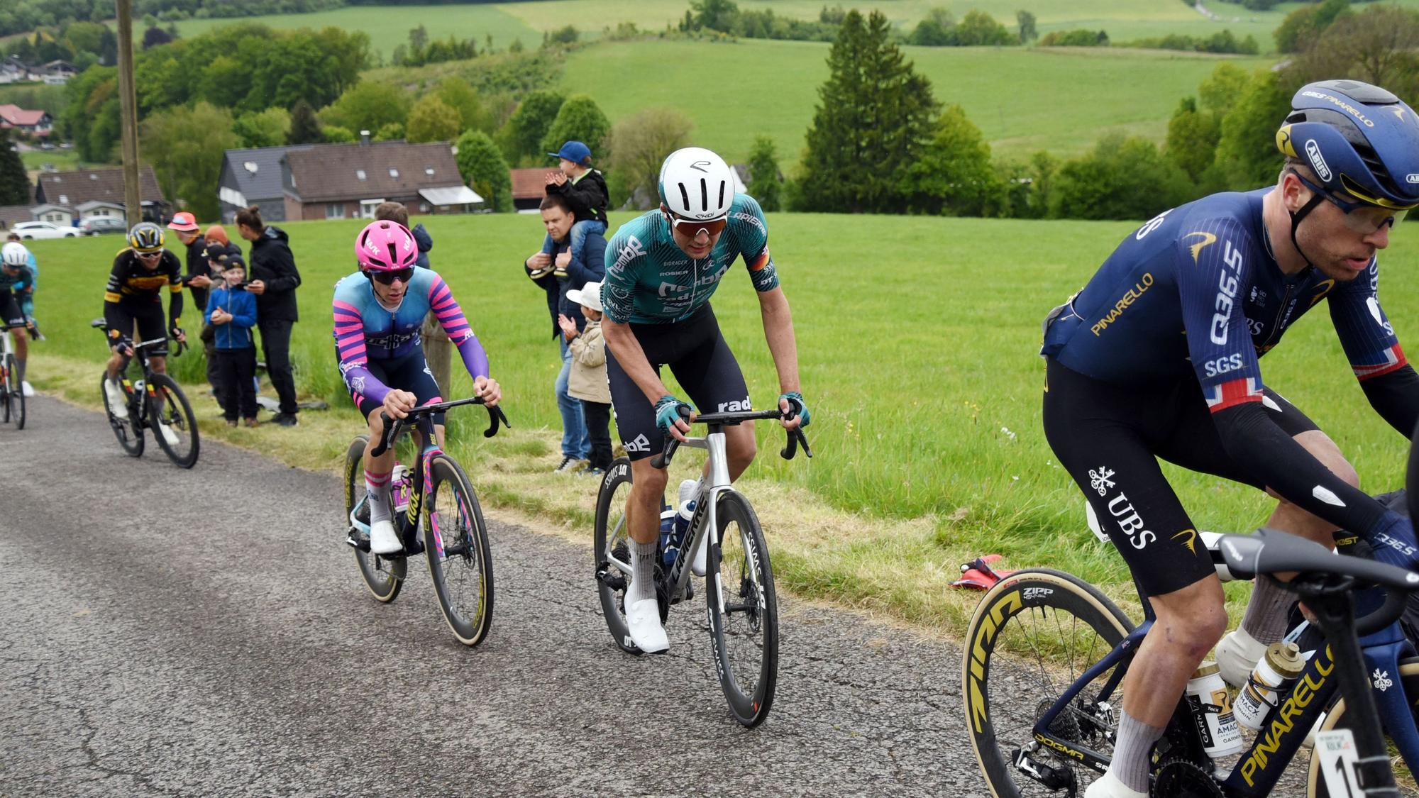 In Agathaberg kämpfen sich Radprofis einen steilen Berg hoch.