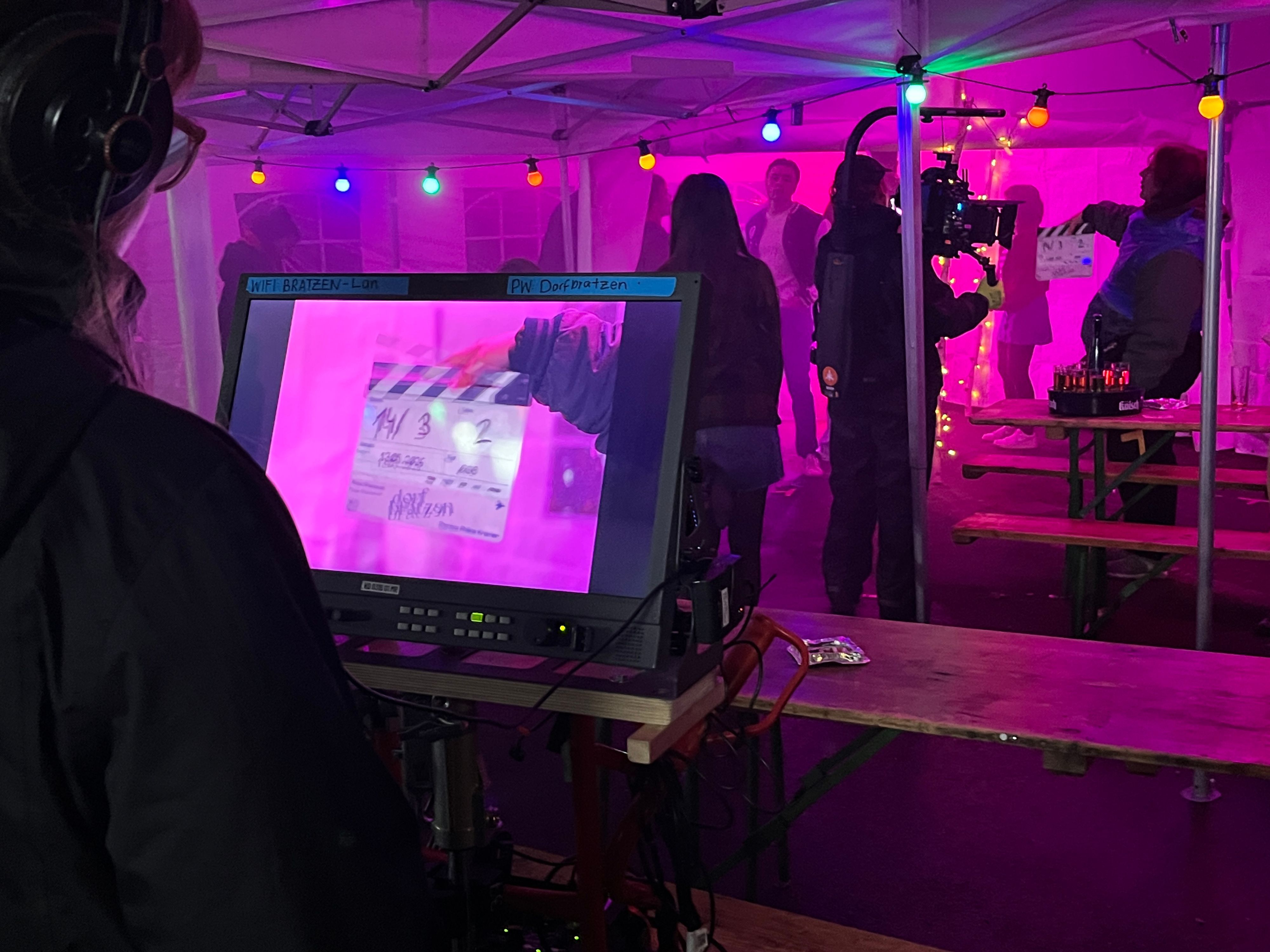 Auf einem Monitor verfolgt Theresa Kramer, was Roya Ghanavati mit ihrer Kamera einfängt.