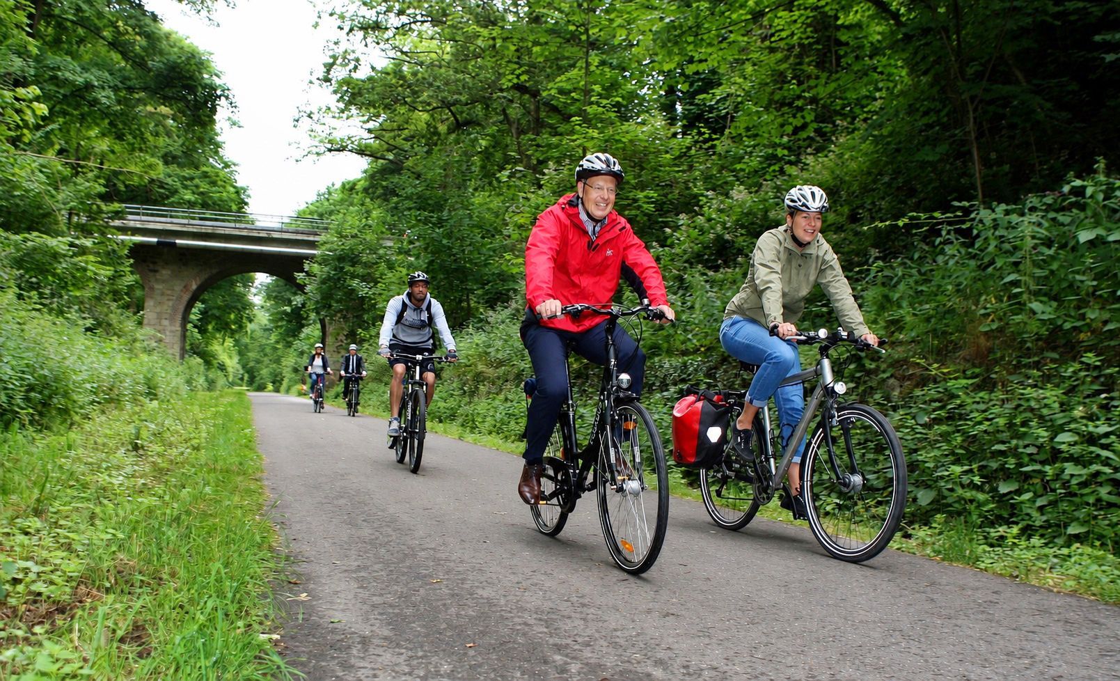 Fahrradfahrer fahren auf der Balkantrasse bei Wermelskirchen im Rheinisch-Bergischen Kreis.