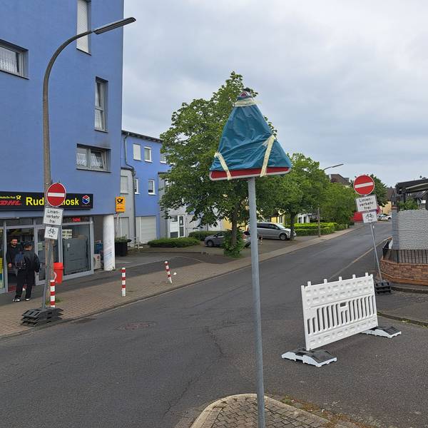 Beim Verkehrsversuch in Niederkassel-Ranzel wurden mehrere Straßen zu Einbahnstraßen gemacht. Das stößt auf Kritik.