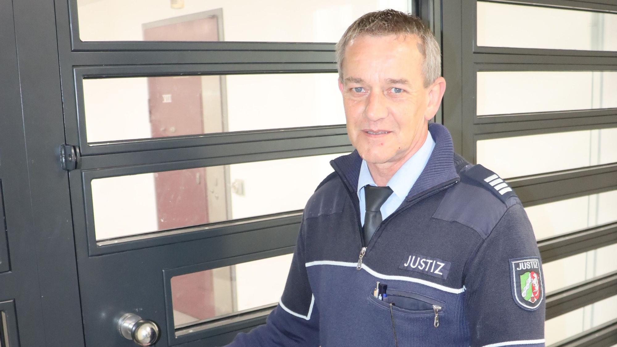 Hans-Joachim Hagge, Leiter des allgemeinen Vollzugs hat für jede Tür den passenden Schlüssel.