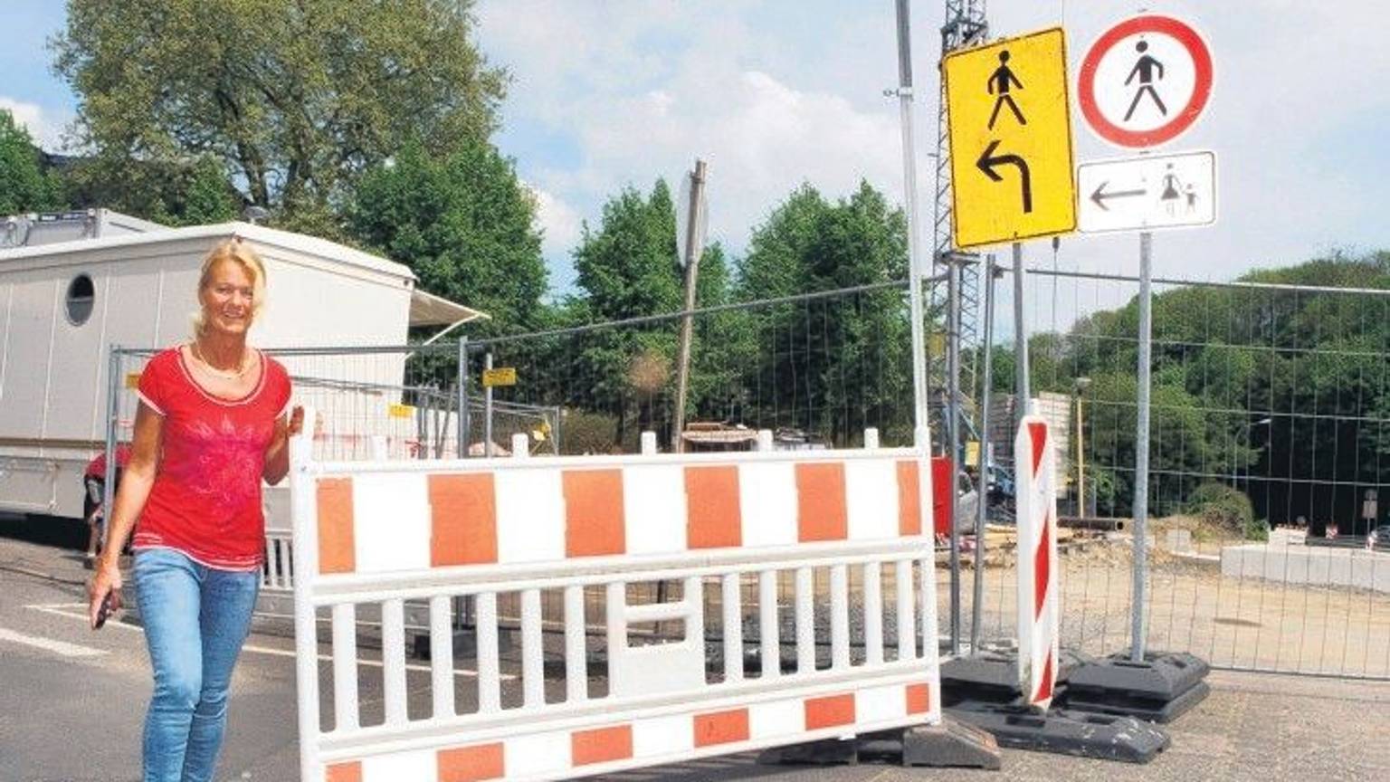Ordnungsamtsleiterin Ute Unrau bring eine Warnbake vor der Einfahrt zum Parkplatz am Bergisch Gladbacher Stadthaus in Stellung.