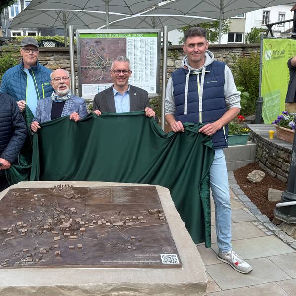 Dieses Foto zeigt (von links nach rechts) Winfried Panske, Andreas Deichsel, Burkard Graatz, Bürgermeister Sven Engelmann und Stefan Christel beim Enthüllen des Bronzereliefs.