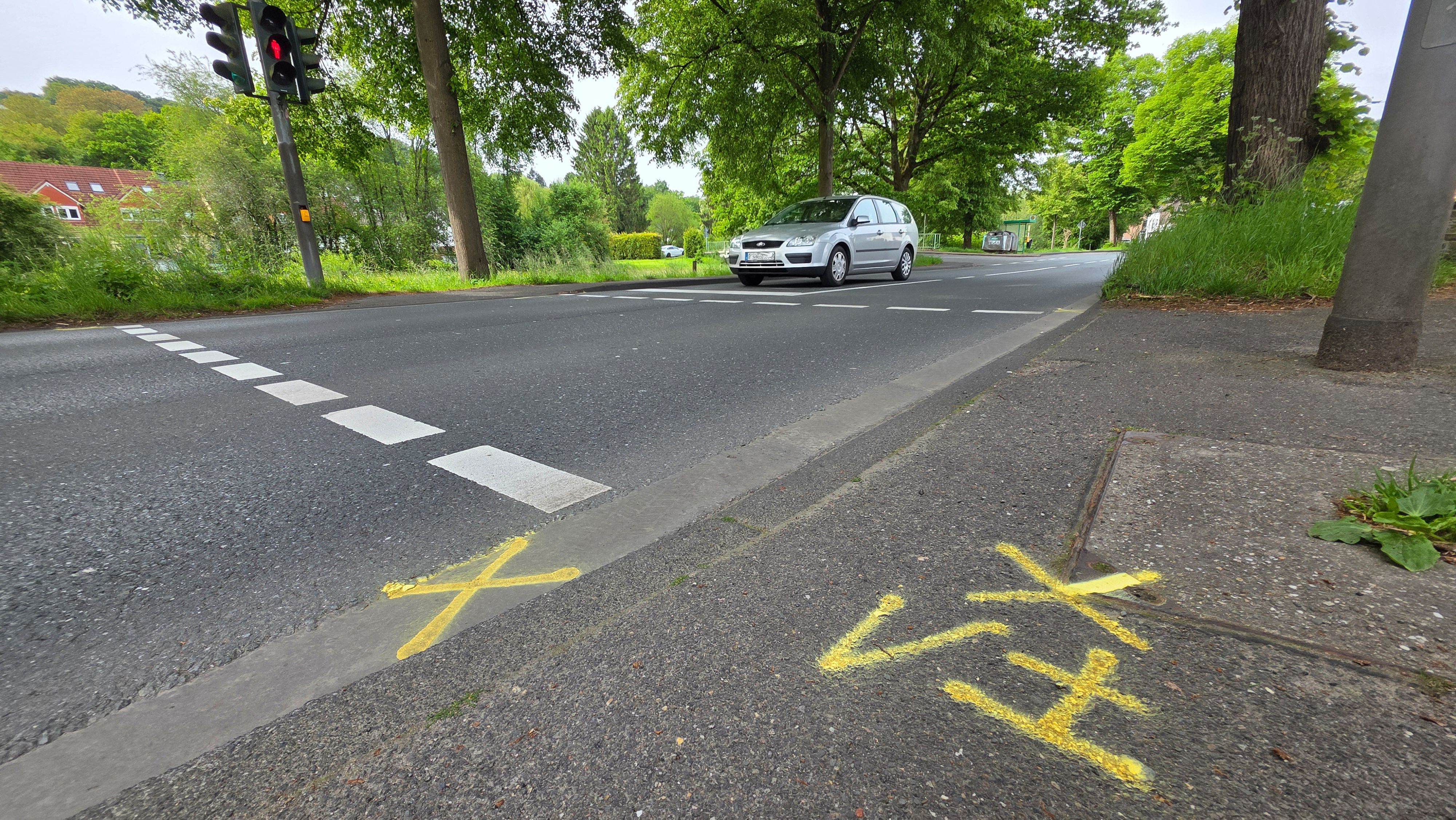 Sprühkreidemarkierungen der Polizei zeugen am Sonntag (16. 5.) vom schweren Unfall, der sich am Vortag an dieser Fußgängerampel auf der Straße Oberauel im Overather Sülztal ereignet hat.