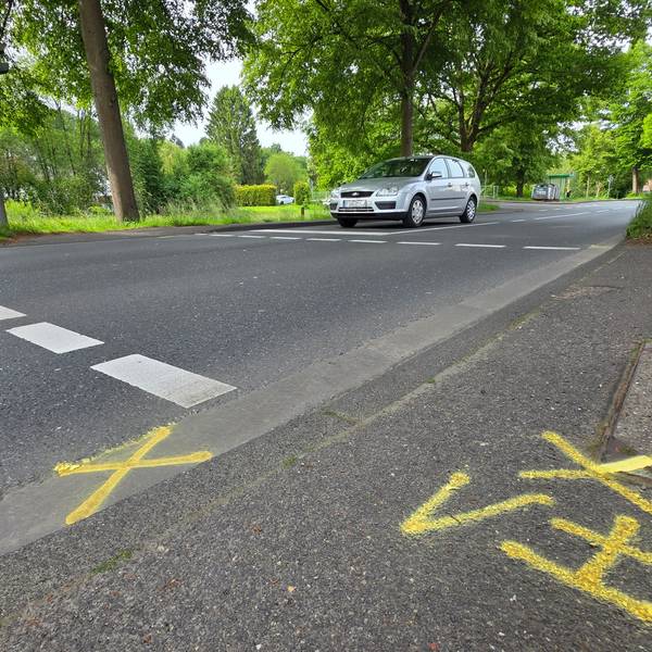 Sprühkreidemarkierungen der Polizei zeugen am Sonntag (16. 5.) vom schweren Unfall, der sich am Vortag an dieser Fußgängerampel auf der Straße Oberauel im Overather Sülztal ereignet hat.