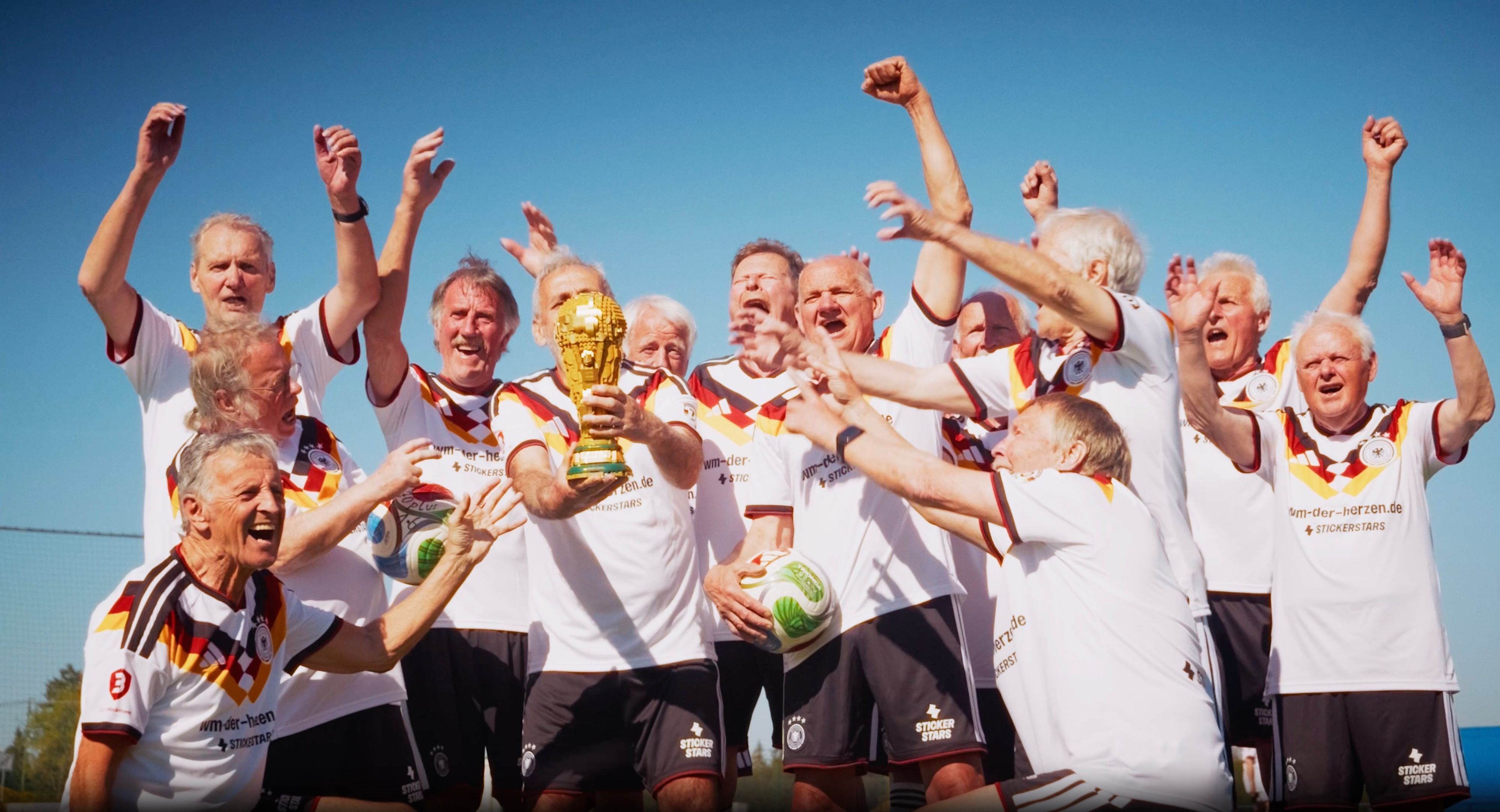 Die Fußball-Opas der Ü75 Nationalelf sind Weltmeister und wollen es im Oktober in Brisbane wieder tun: den Pott nach Deutschland holen. Volker Hofferbert kniet vorne rechts.
