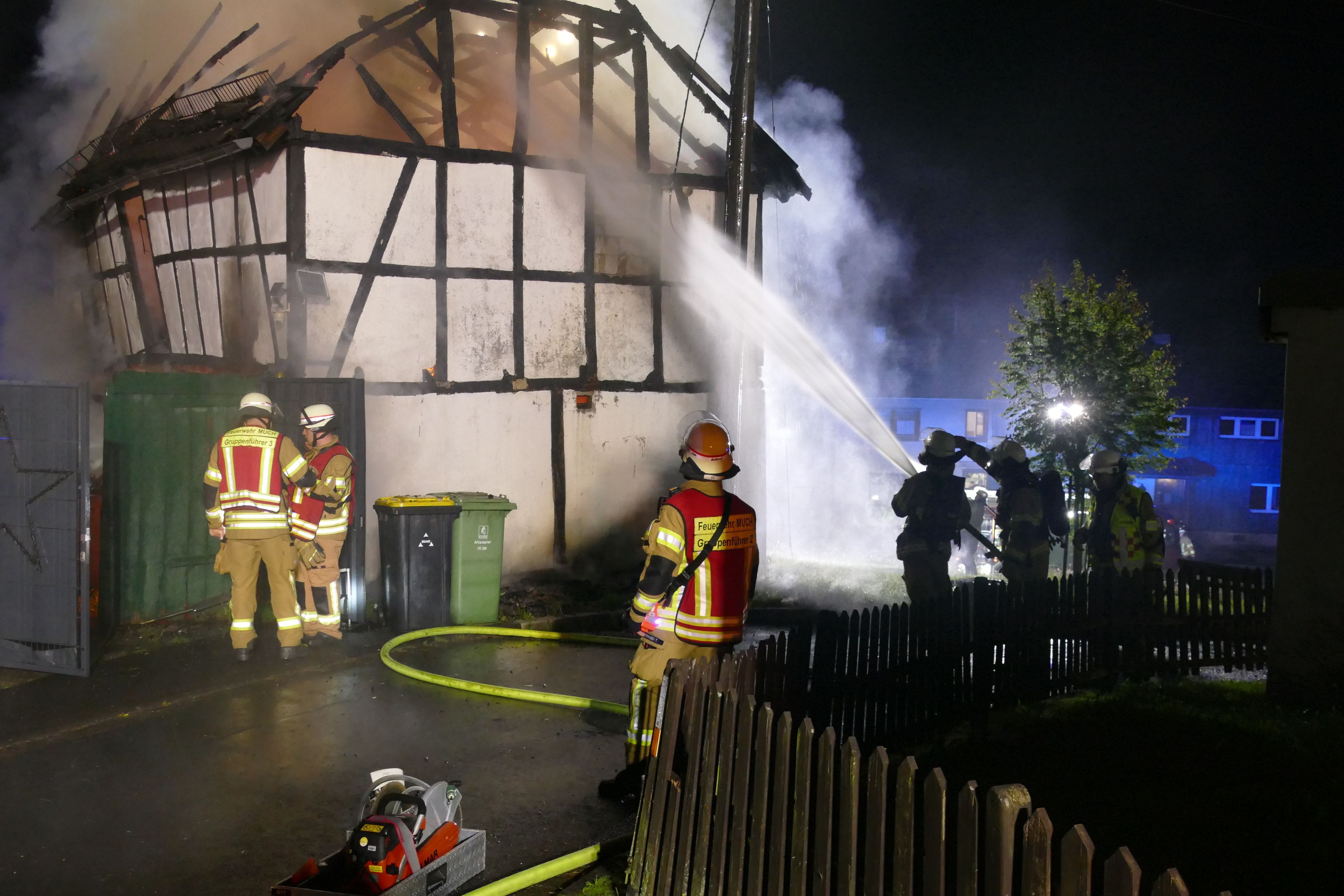 Die Feuerwehr konnte die Scheune nur von außen löschen.