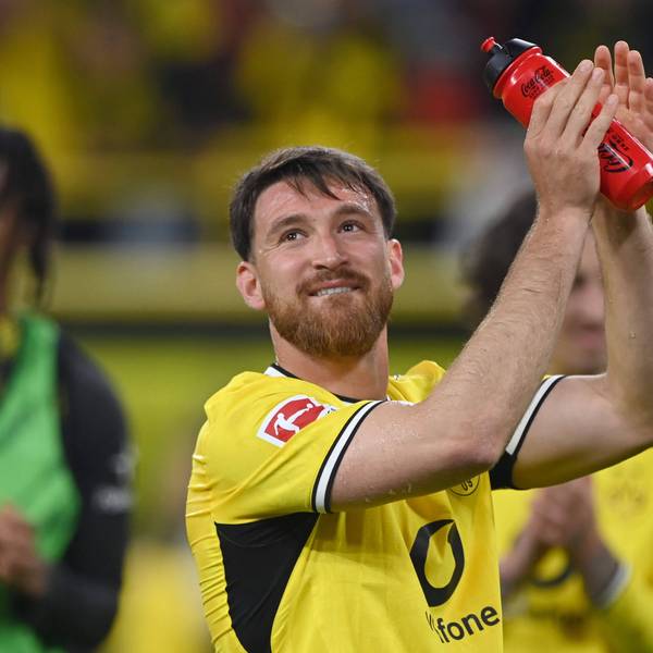 Schlussjubel, jubelnd, Jubel, Begeisterung, Freude, Emotion Borussia Dortmund die Ultras, Fans, Fanblock, verabschieden Salih OEZCAN Özcan, DO Fussball 1. Bundesliga, 33.Spieltag, matchday33, Spieltag33, Borussia Dortmund DO - Eintracht Frankfurt F 3-2 am 08.04.2026 in Dortmund/ Deutschland. DFL regulations prohibit any use of photographs as image sequences and/or quasi-video  *** Final cheer, cheering, jubilation, enthusiasm, joy, emotion Borussia Dortmund the Ultras, fans, fan block, farewell Salih OEZCAN Özcan, DO Football 1 Bundesliga, 33 matchday, matchday33, matchday33, Borussia Dortmund DO Eintracht Frankfurt F 3 2 on 08 04 2026 in Dortmund Germany DFL regulations prohibit any use of photographs as image sequences and or quasi video Â