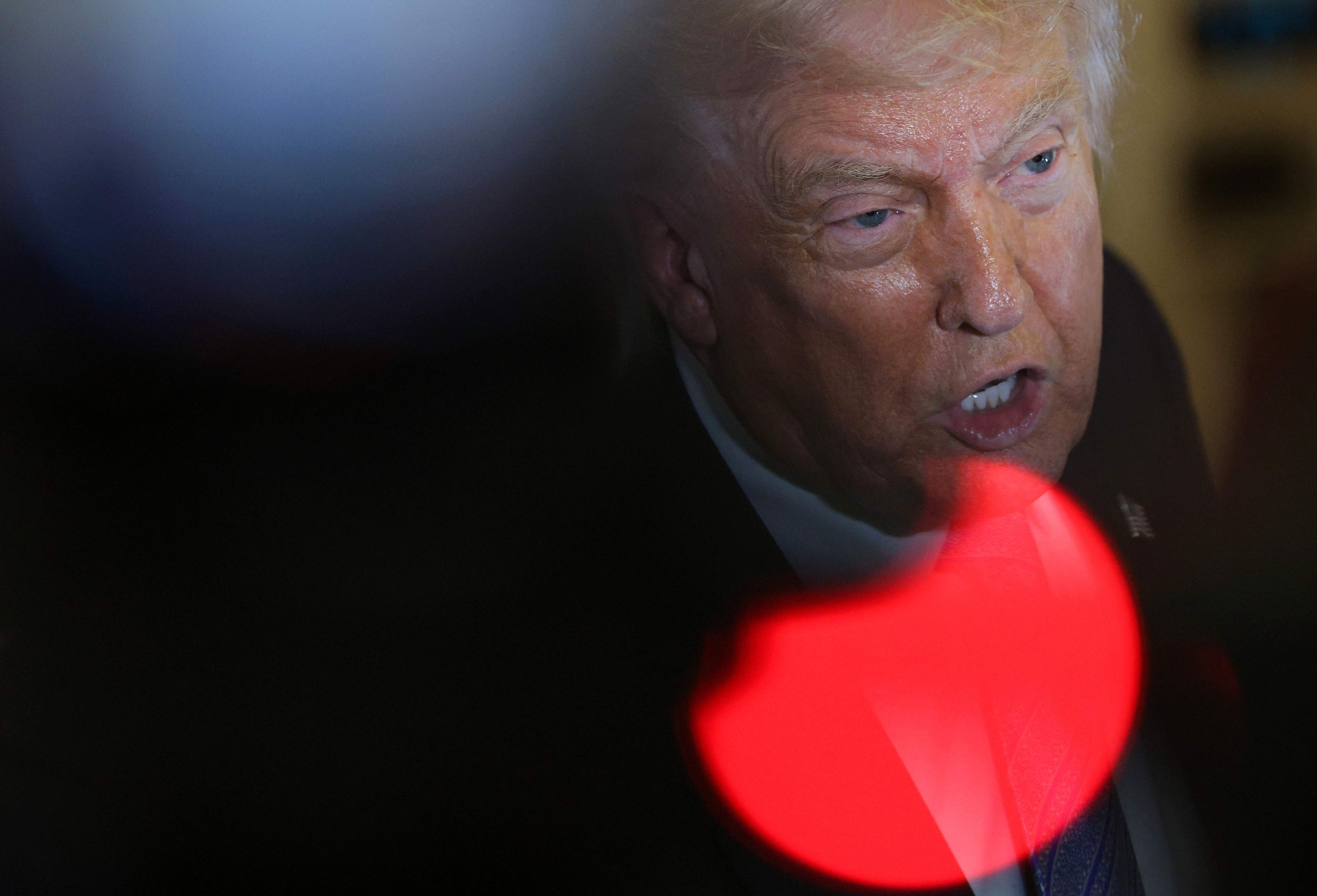 Donald Trump spricht bei einer Pressekonferenz (Archivfoto).