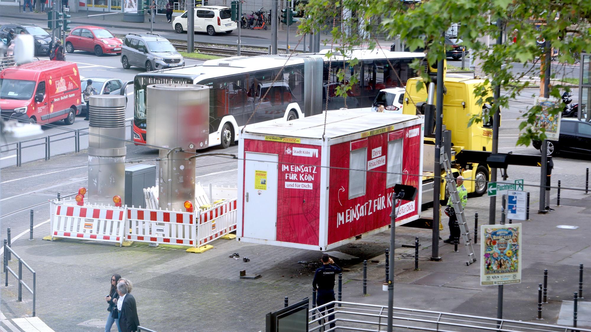 Der alte Container auf dem Neumarkt wird auf einen Lkw verladen.