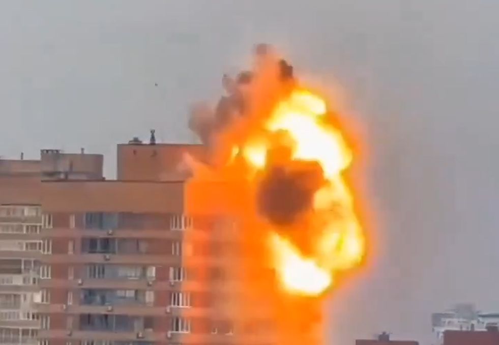 Ein Screenshot aus einem Video zeigt eine Explosion nach einem Drohnenangriff im Stadtgebiet von Moskau.