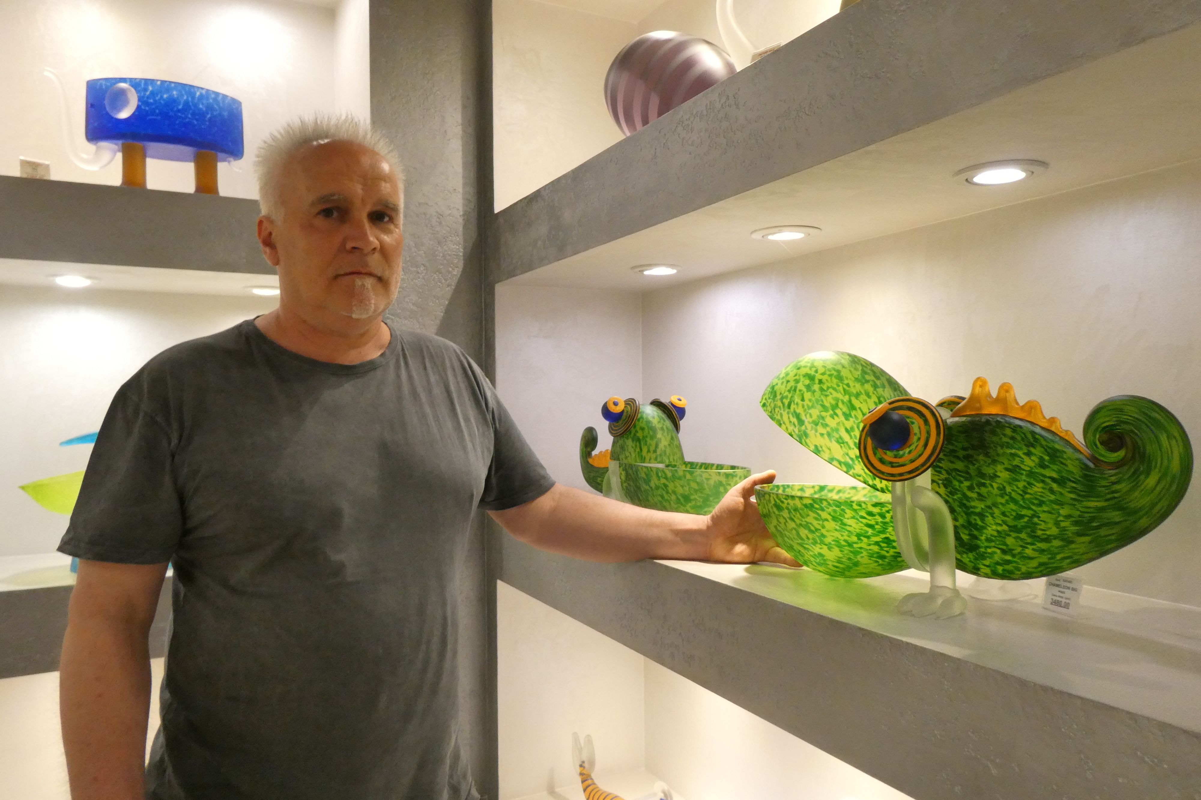 In den Ausstellungsräumen in Bunzlau zeigt Pawel Borowski sein Lieblingsstück, das Chamäleon.
