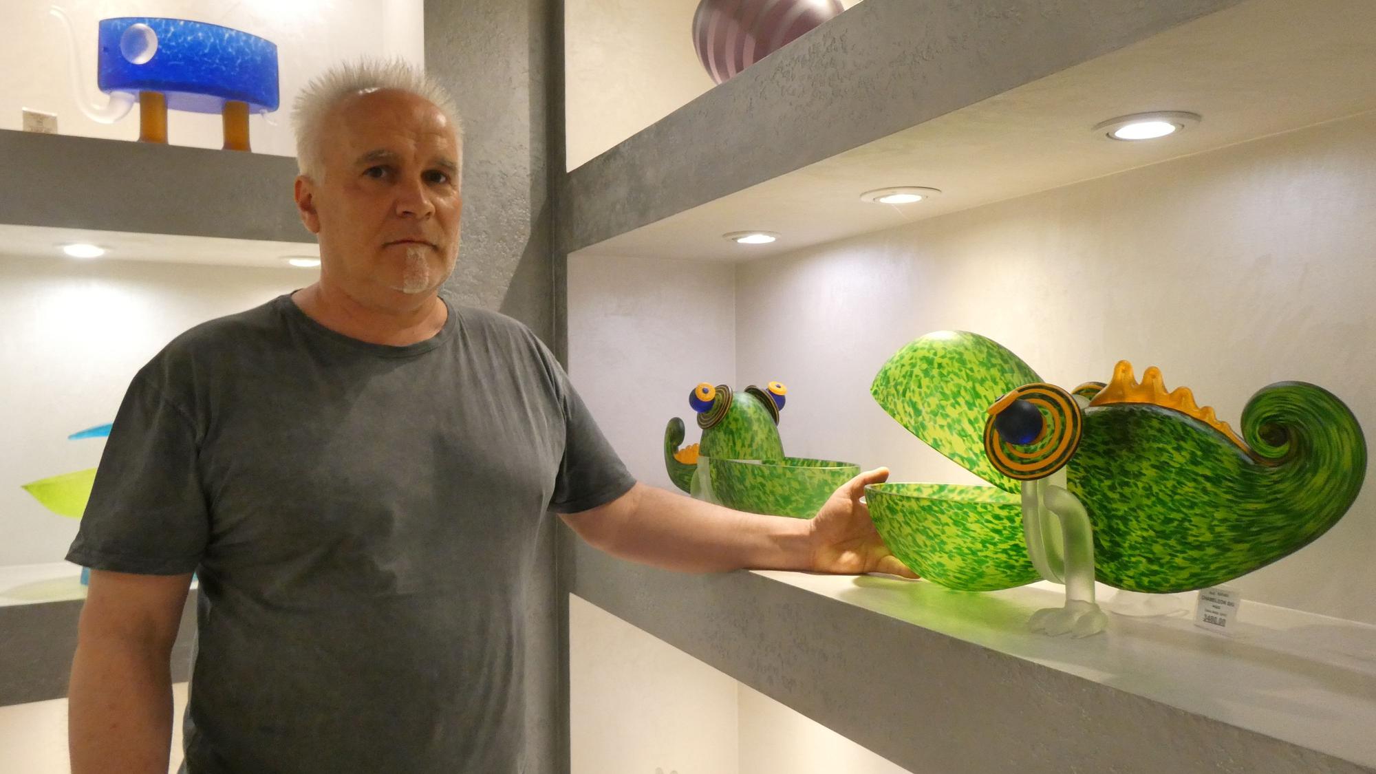 In den Ausstellungsräumen in Bunzlau zeigt Pawel Borowski sein Lieblingsstück, das Chamäleon.