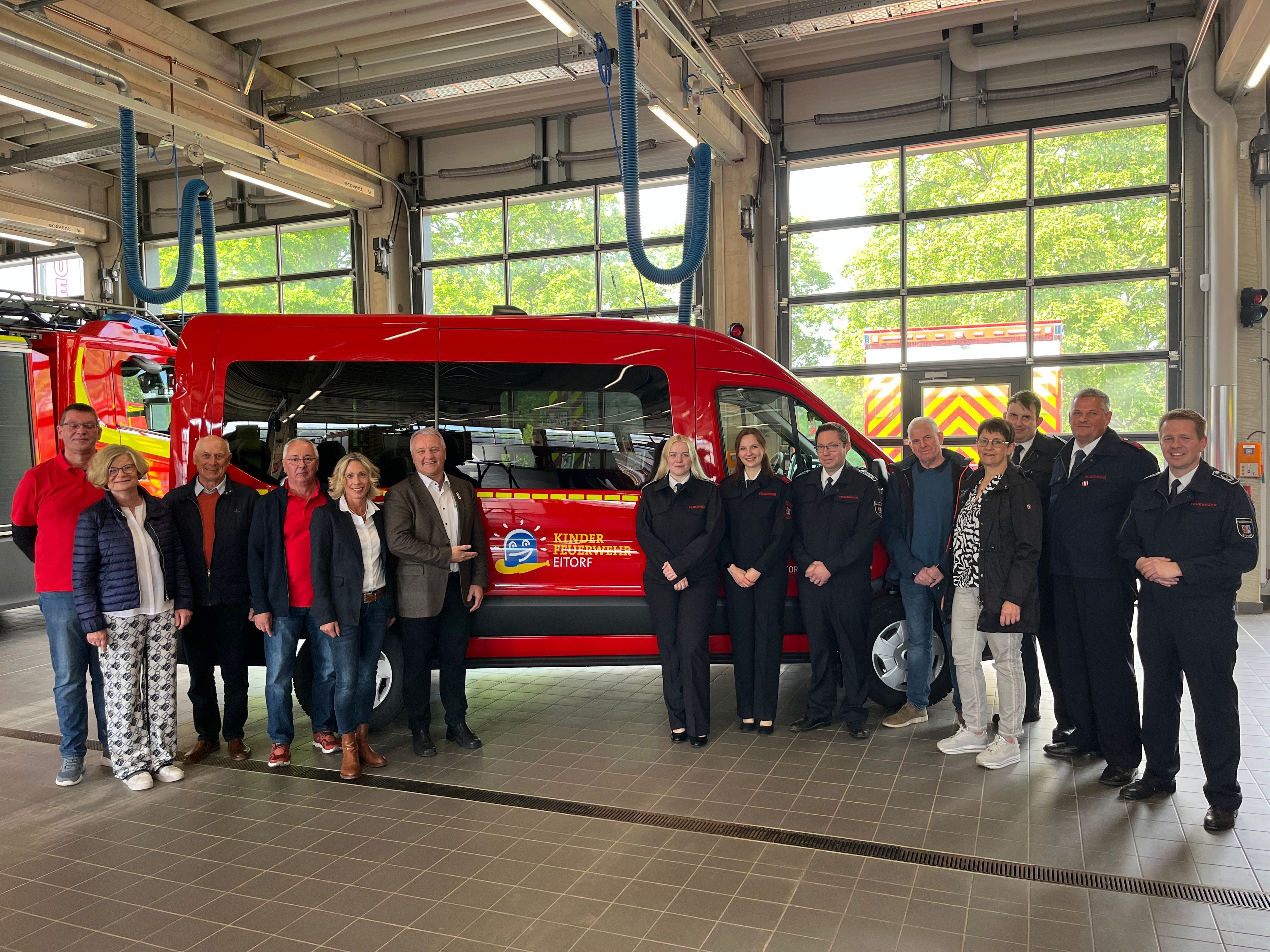 Die Kinderfeuerwehr der Freiwilligen Feuerwehr hat jetzt ein eigenes Mannschaftstransportfahrzeug, finanziert von Land, Eitorf-Stiftungen, Volksbank und Förderverein.