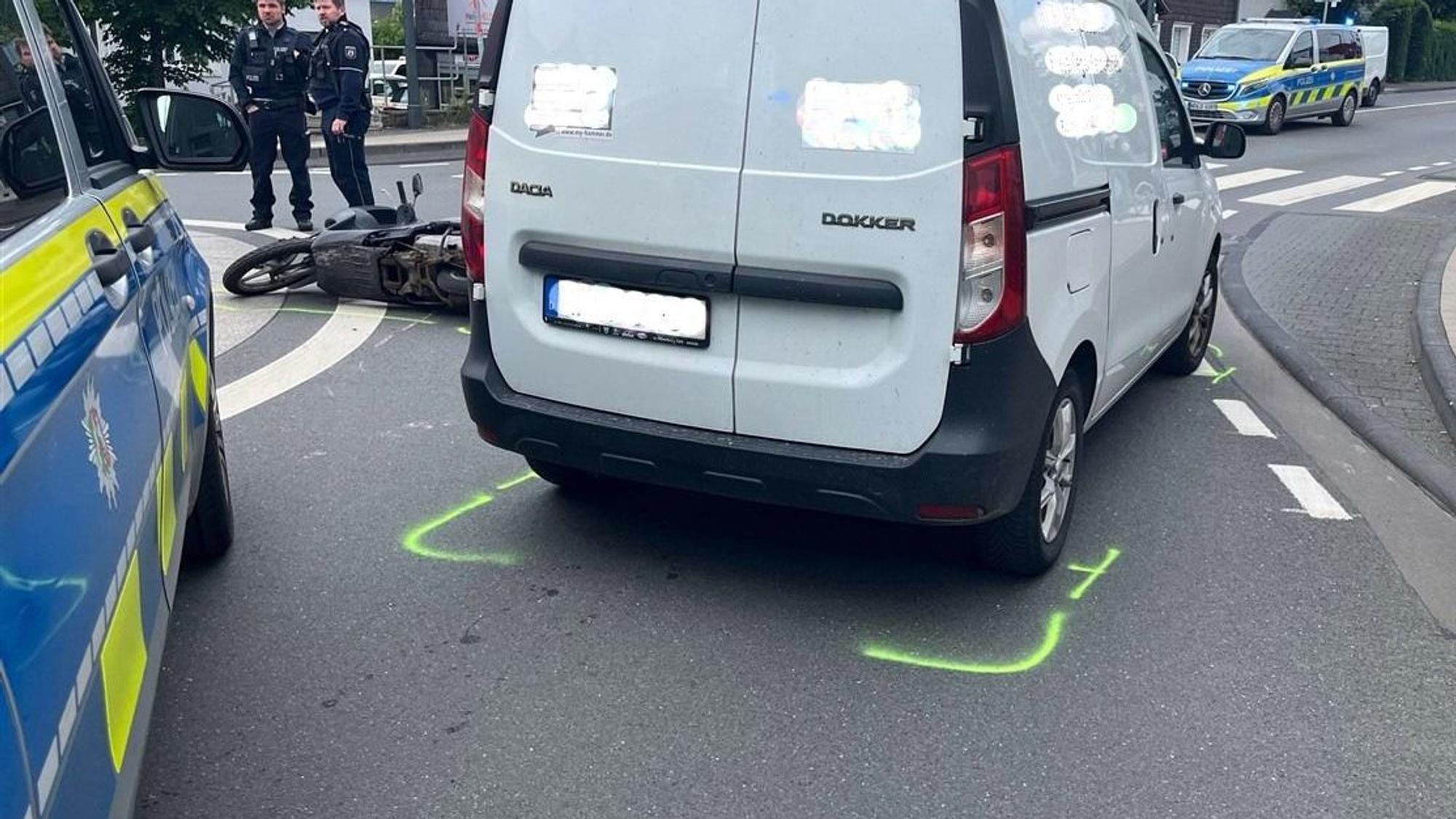 Unfall mit Leichtkraftrad im Kreisverkehr in Wipperfürth.