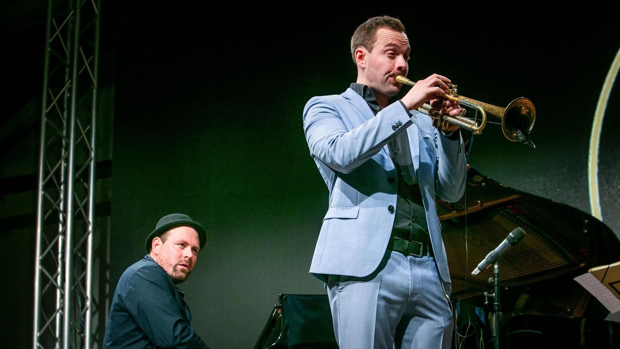 Das Foto zeigt die Brüder Roman und Julian Wasserfuhr bei einem Konzert.