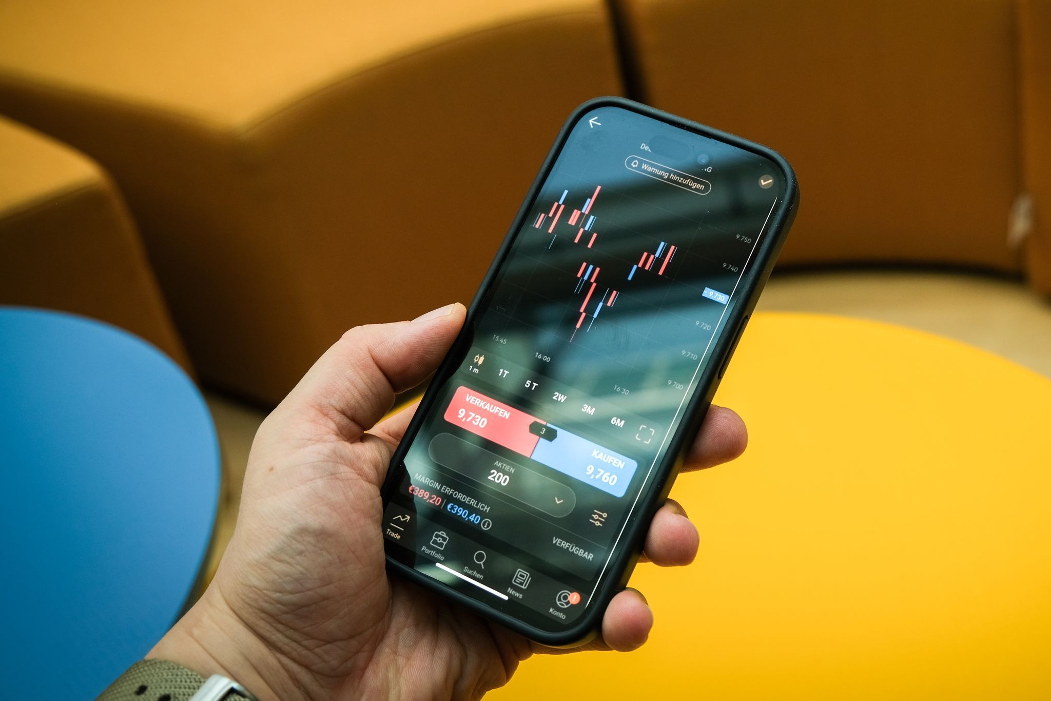 Aktienkurse sind auf dem Display eines Smartphones zu sehen