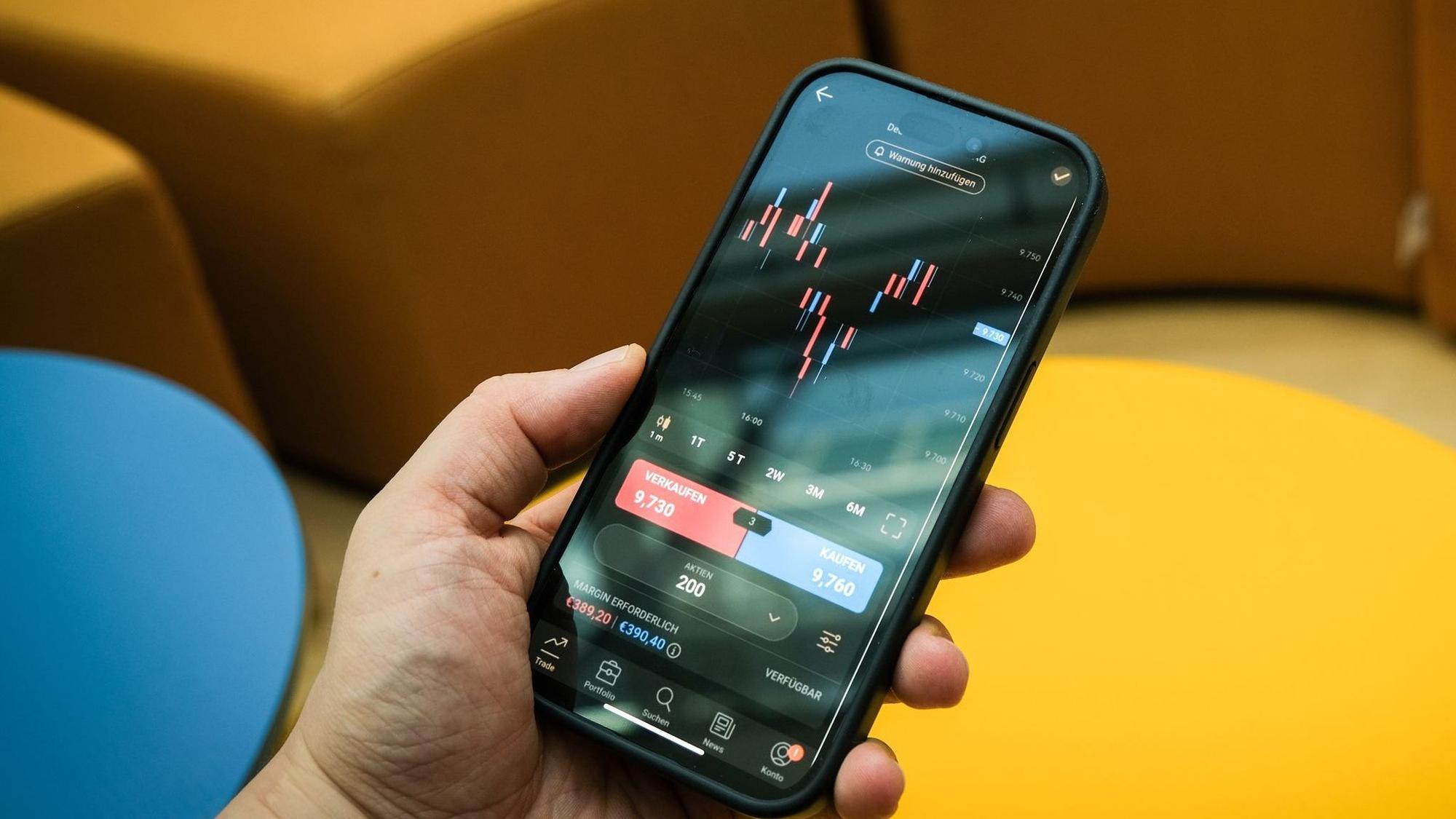 Aktienkurse sind auf dem Display eines Smartphones zu sehen