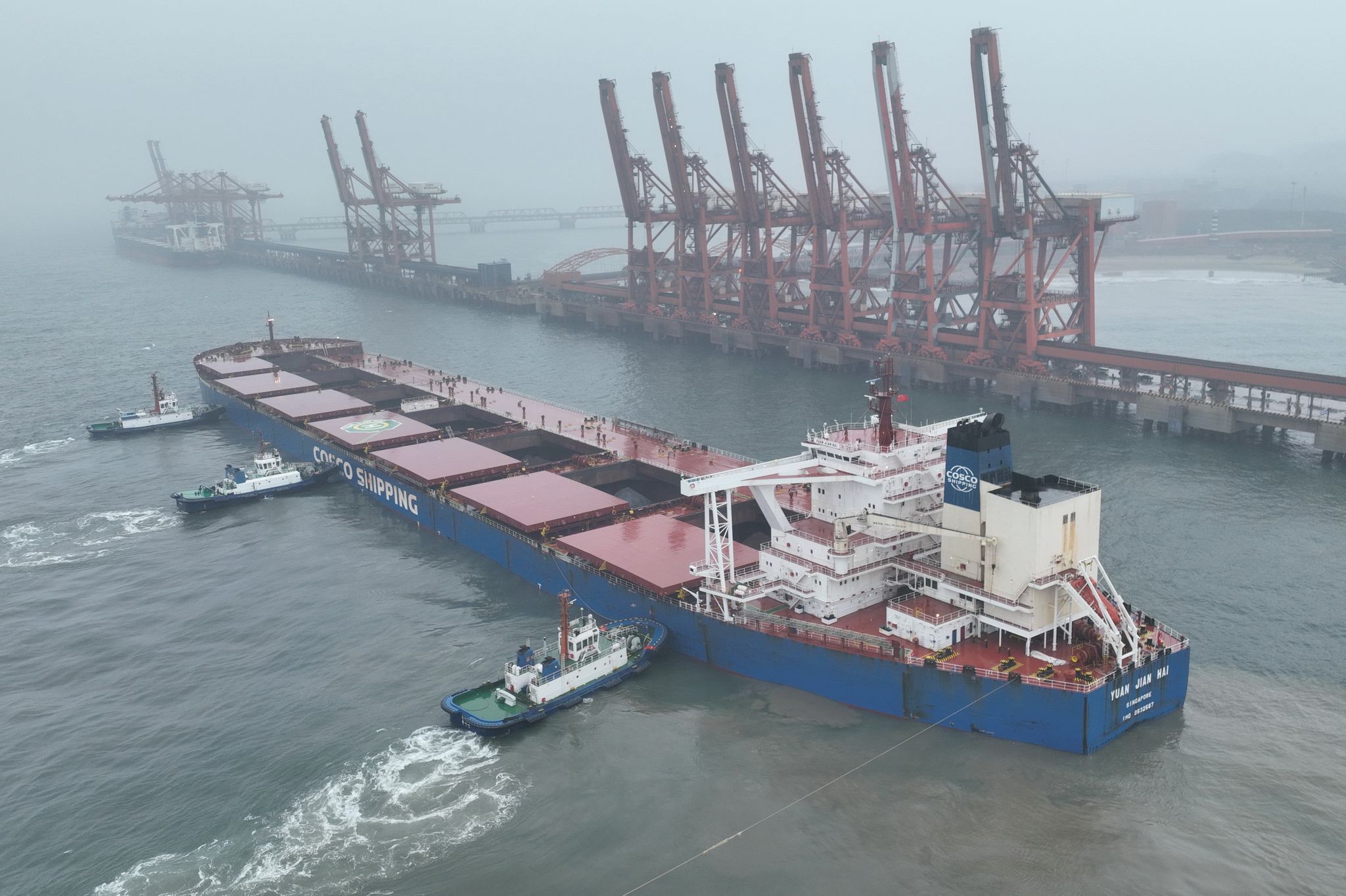 Schiff legt im Hafen von Tangshan an
