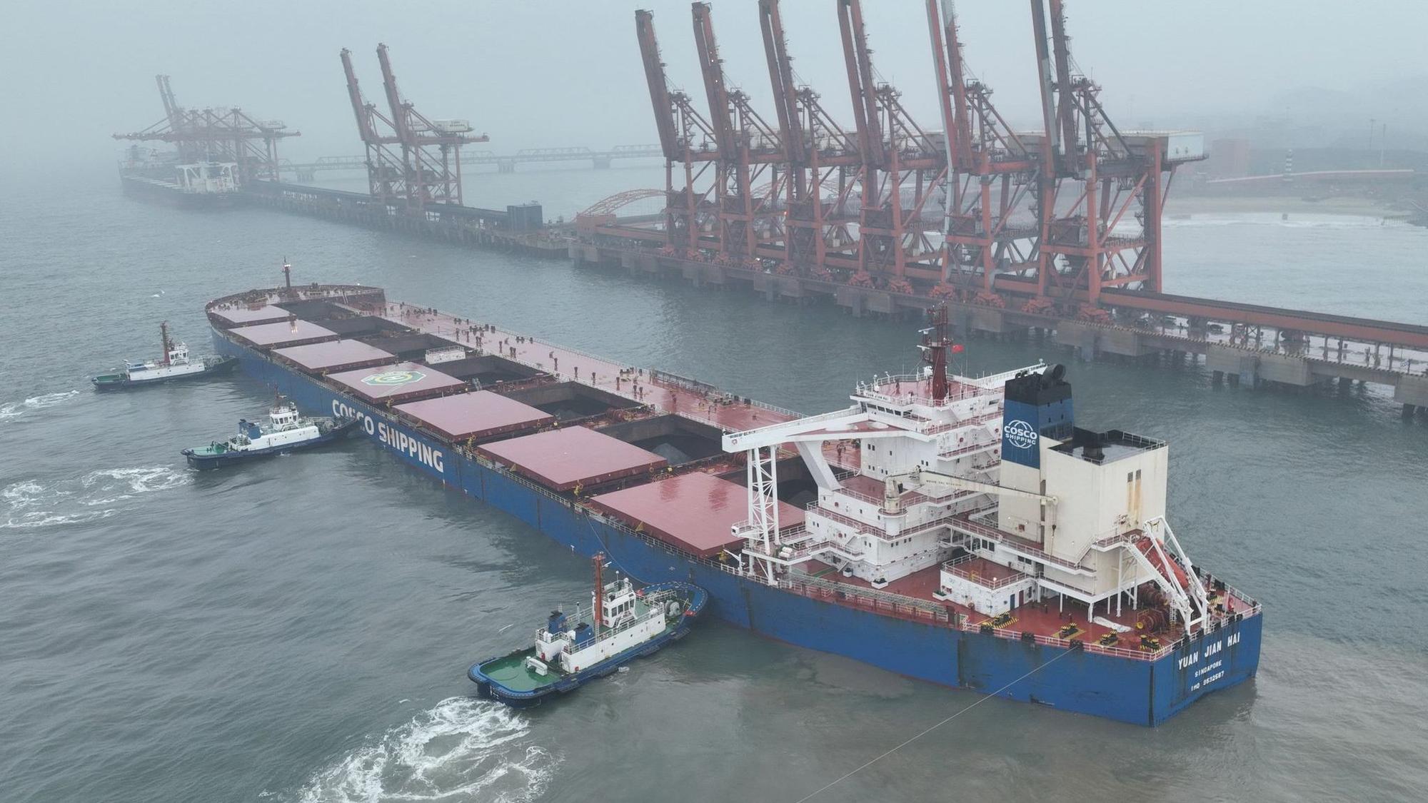 Schiff legt im Hafen von Tangshan an