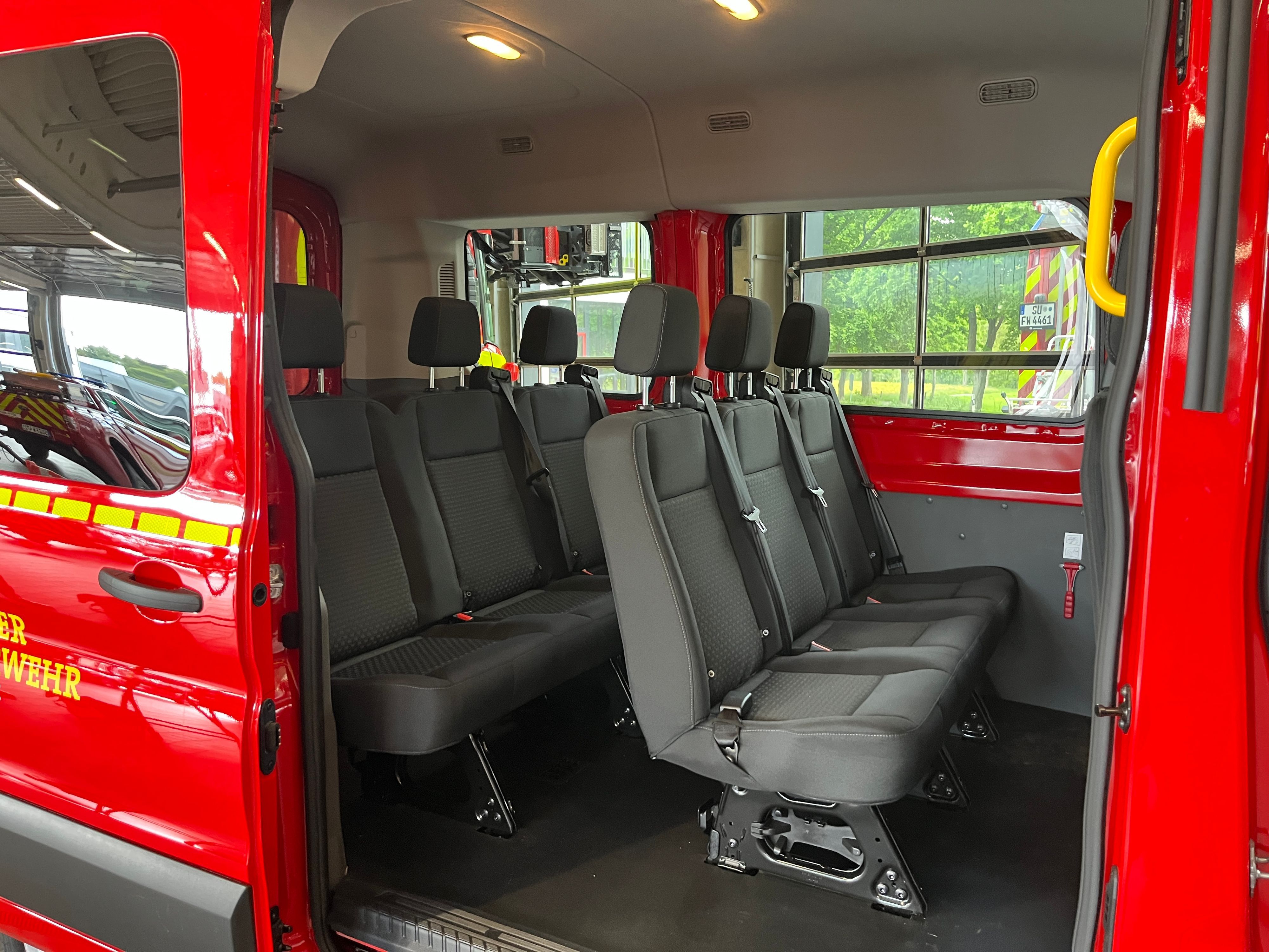 Neun Sitzplätze hat der Ford Transit, der auch mit Kindersitzen ausgestattet ist und viel Platz für Gepäck hat.