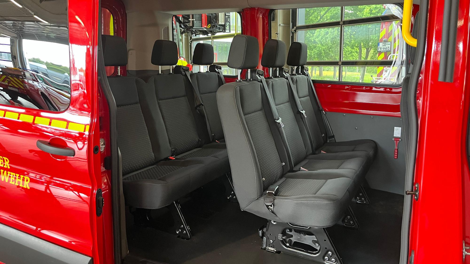 Neun Sitzplätze hat der Ford Transit, der auch mit Kindersitzen ausgestattet ist und viel Platz für Gepäck hat.