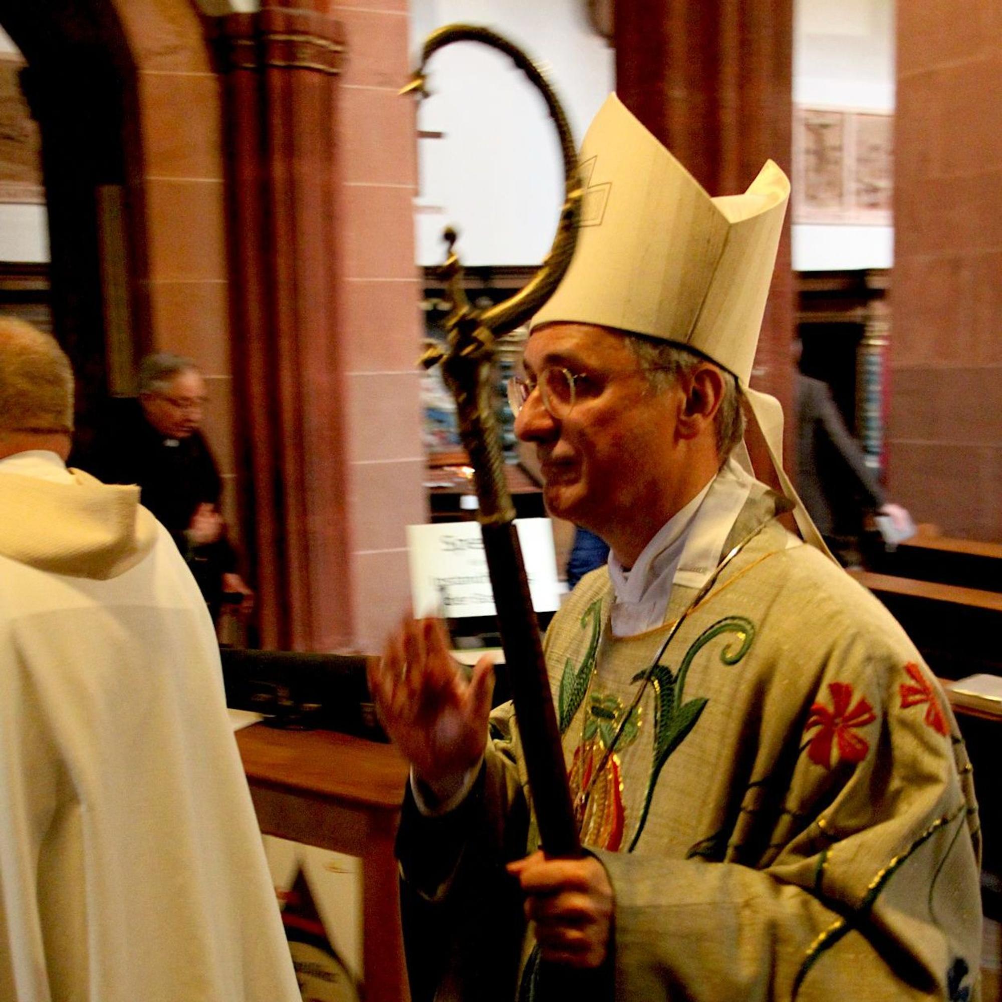 Der Erzbischof mit Mitra und Hirtenstab beim Einzug in die Basilika.