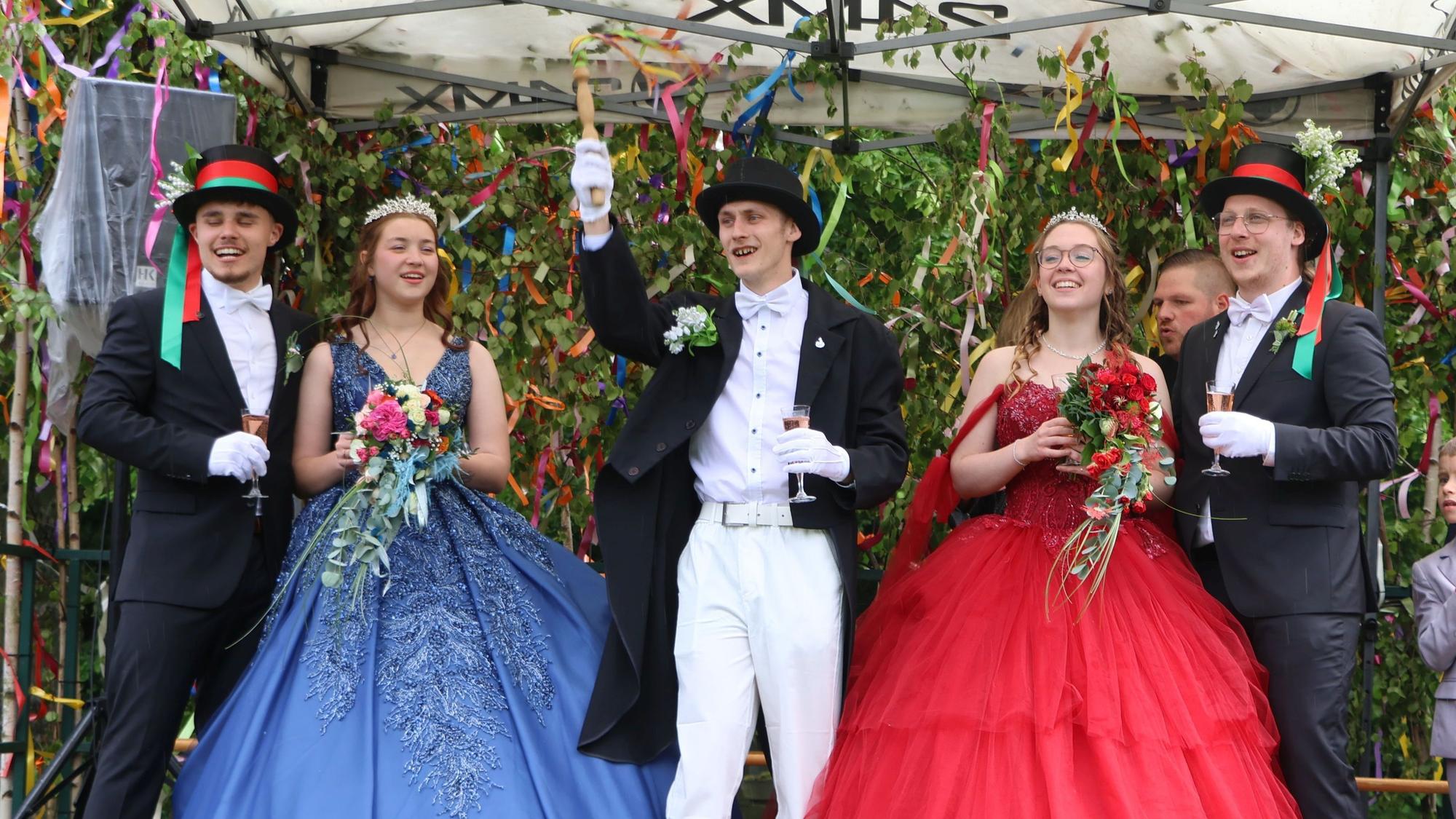 Das Wetter spielte nicht richtig mit, aber den Grefrather Maipaaren war das egal, die Stimmung war prächtig: Cedric Cöllen und Charlotte Wünsch, Sebastian Camus, Alina Sandmann und Tim Reum genossen ihre Krönung.