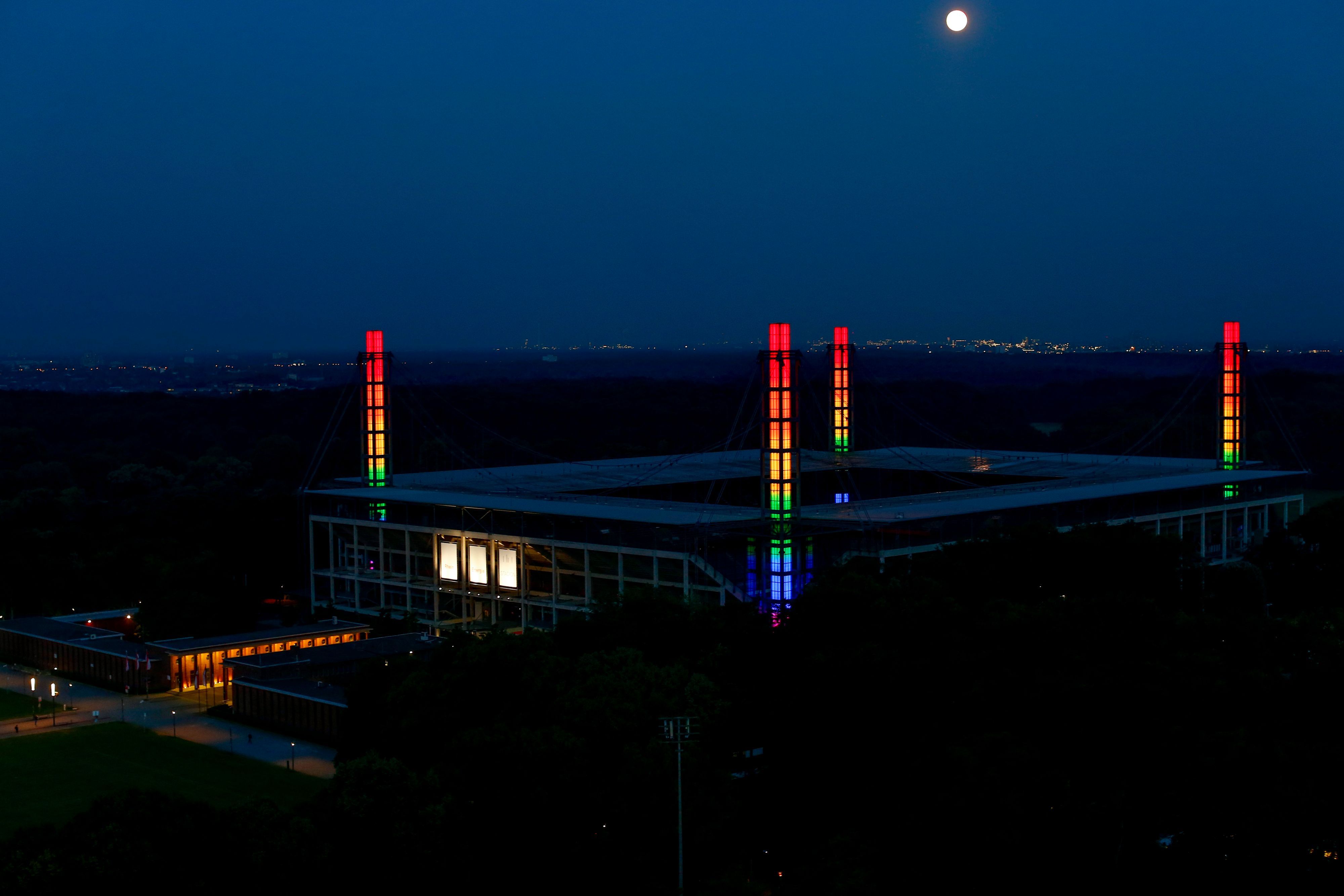 Das RheinEnergieStadion in Köln leuchtet während des Europameisterschaftsspiels Deutschland - Ungarn in Regenbogenfarben auf.