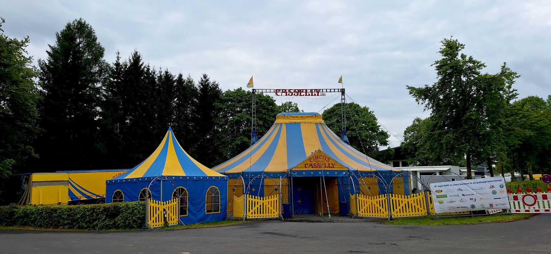 Die blau-gelben Zelte des Zirkus Casselly sind in Dahlem aufgebaut.