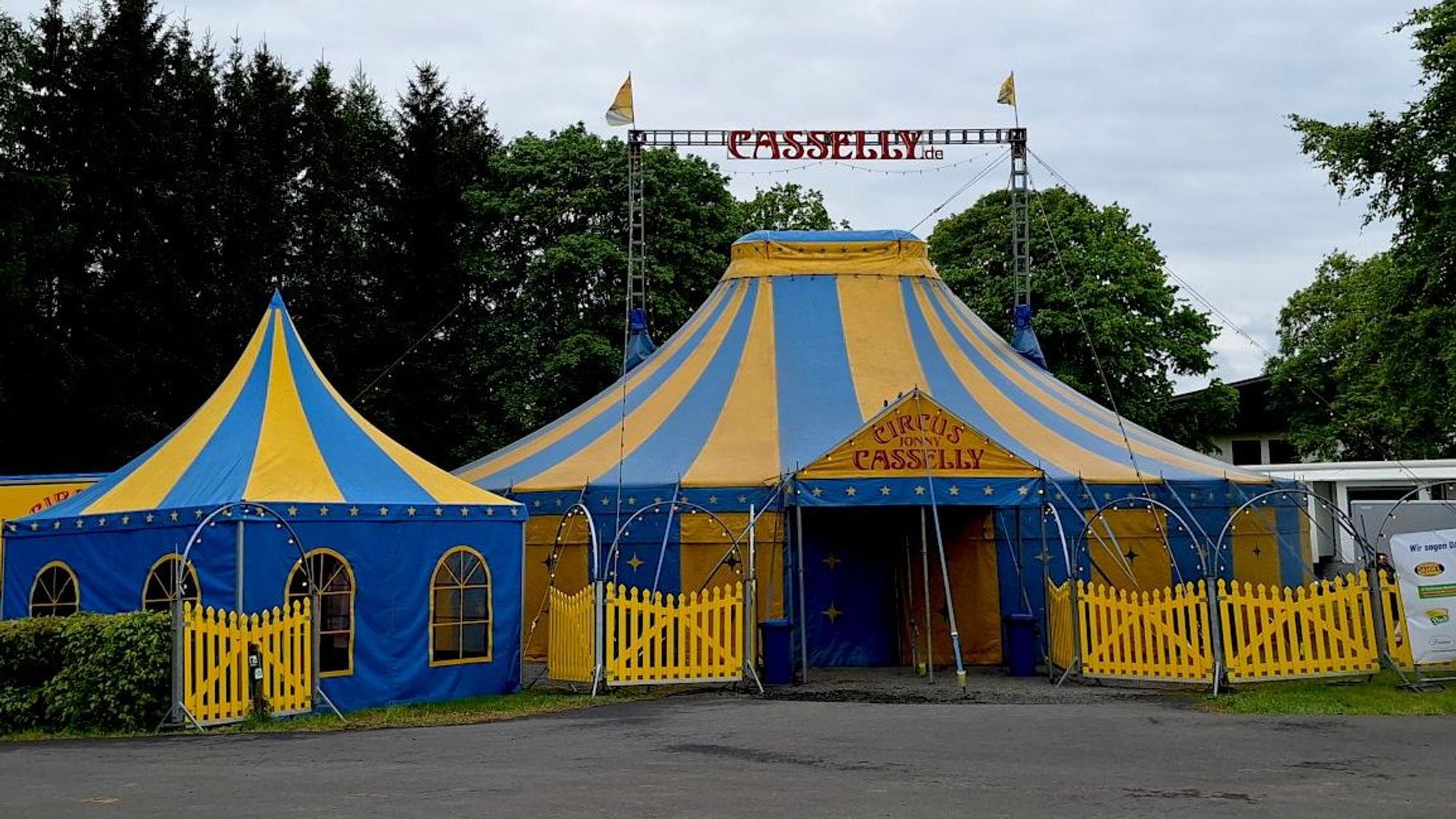 Die blau-gelben Zelte des Zirkus Casselly sind in Dahlem aufgebaut.