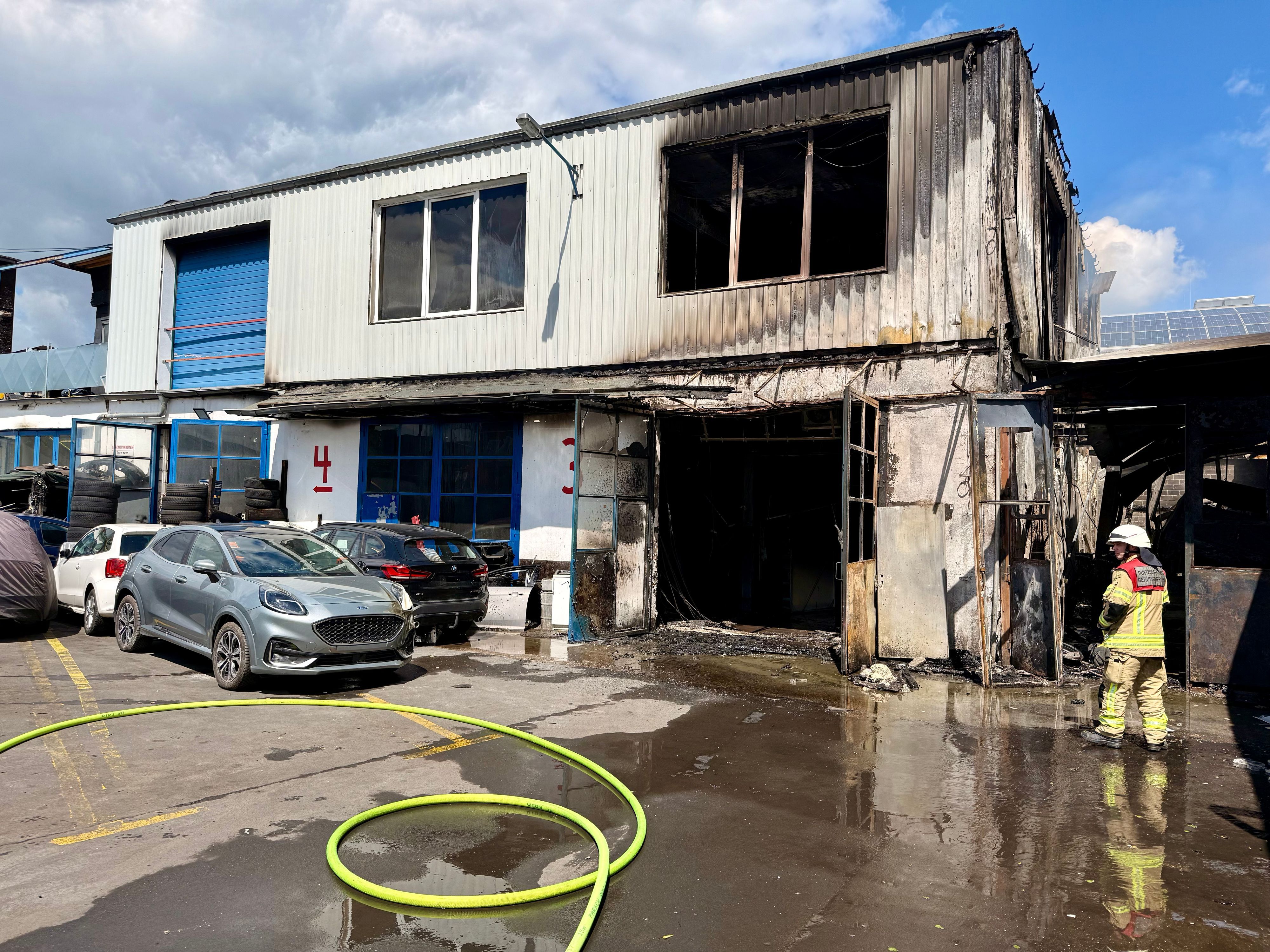 Das Vereinsheim der „Wilden Horde“ war vom Brand einer Werrkstatt in Köln-Bickendorf betroffen.