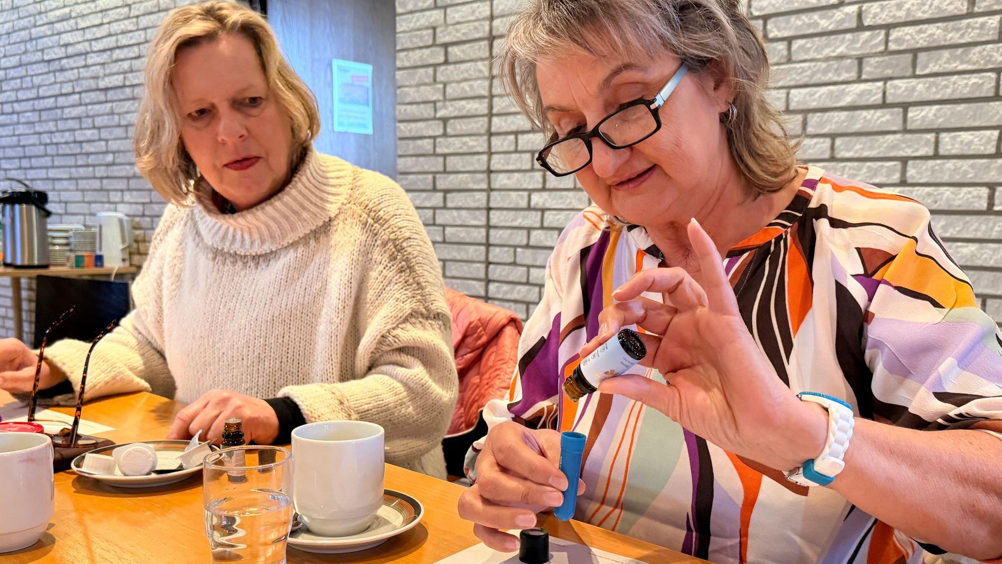 Zwei der Teilnehmerinnen zählen konzentriert die Tropfen des Öls für den Inhalierstift.
