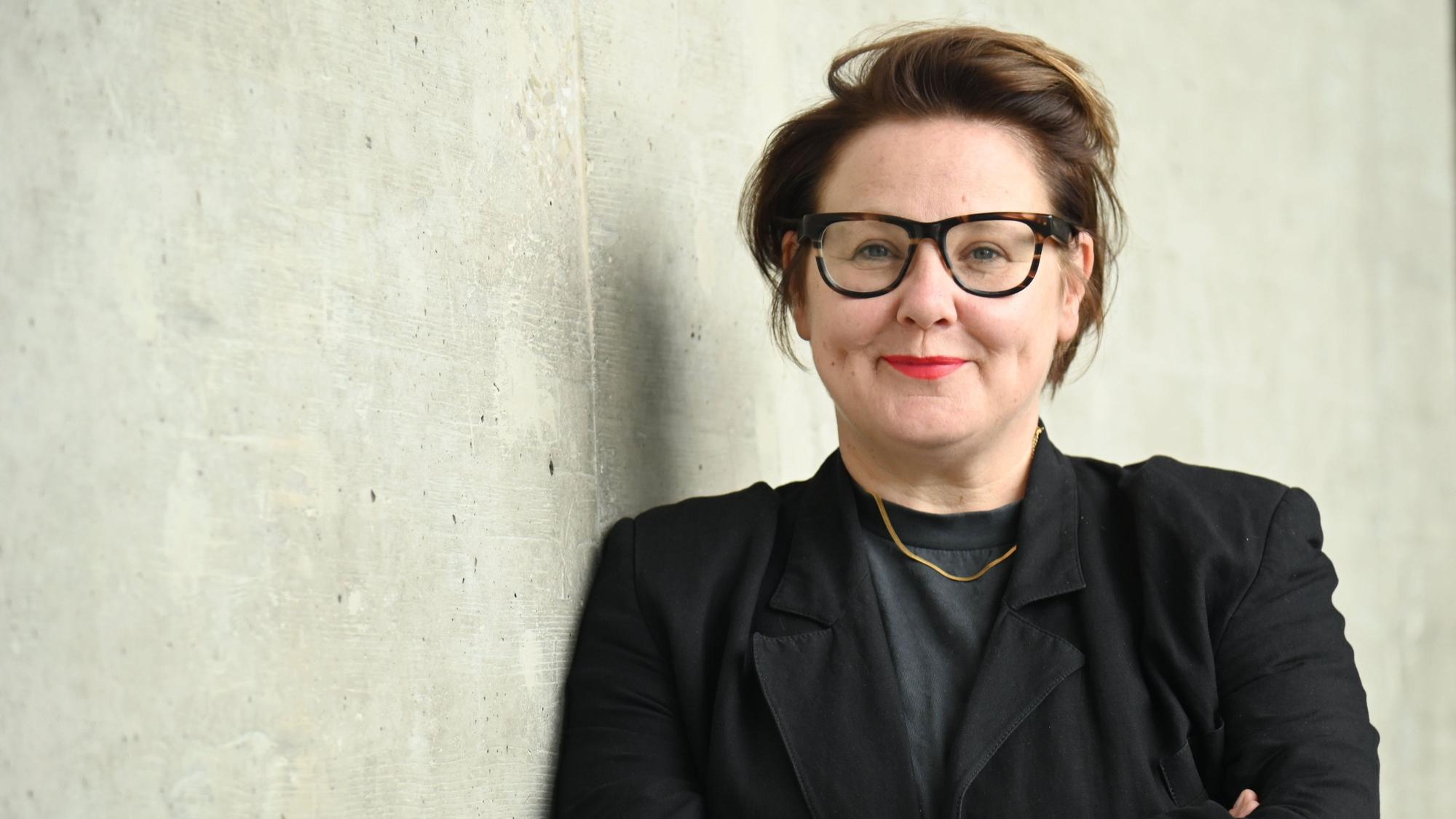 Heide Häusler vor ihrem Büro im Mediapark