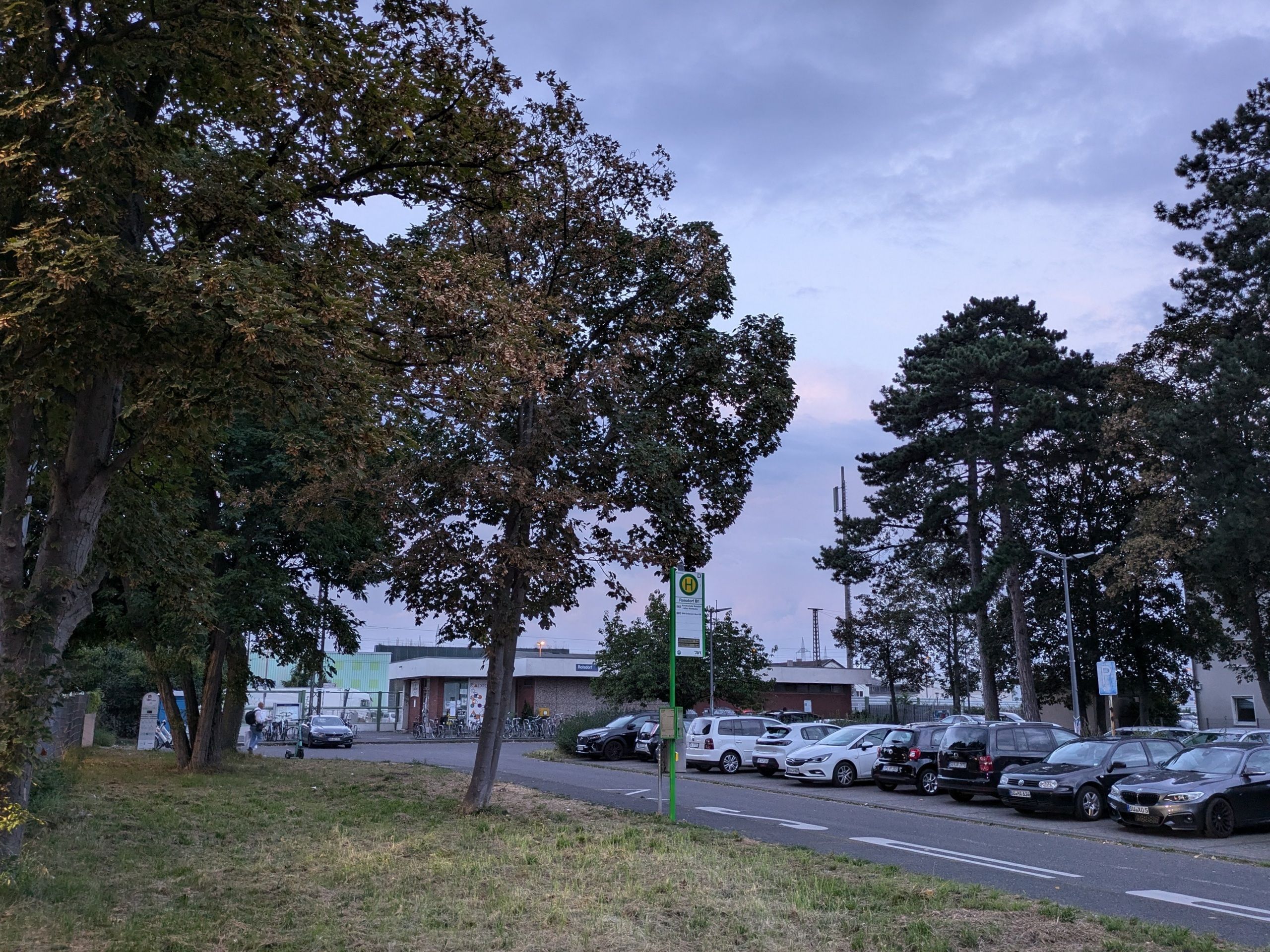 Der Bahnhofsvorplatz an der Bonner Straße soll aufgewertet und attraktiver gestaltet werden, was sich aber noch lange hinziehen wird.