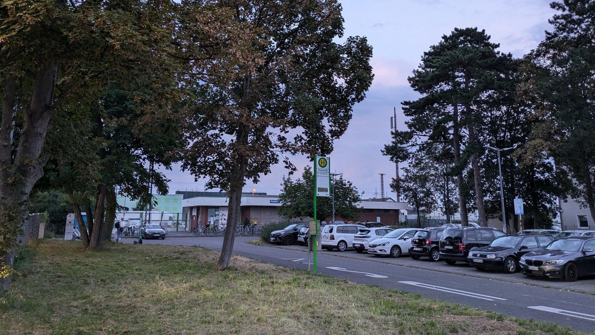 Der Bahnhofsvorplatz an der Bonner Straße soll aufgewertet und attraktiver gestaltet werden, was sich aber noch lange hinziehen wird.