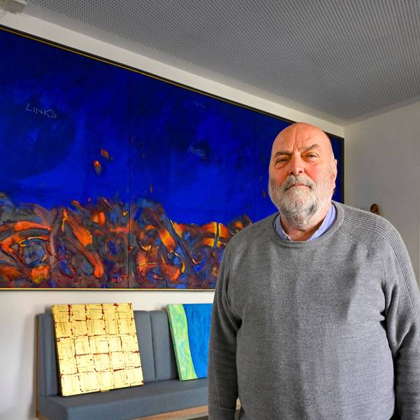 Das neue Jerusalem hängt im Foyer des neuen Altenheims in Gummersbach. Monumental erscheint das Werk mit einer Breite von fast vier Metern. Uwe Appold begleitet aktuell die Hängung seiner Werke.