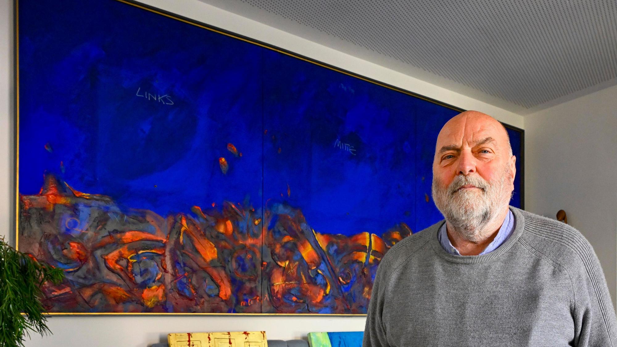 Das neue Jerusalem hängt im Foyer des neuen Altenheims in Gummersbach. Monumental erscheint das Werk mit einer Breite von fast vier Metern. Uwe Appold begleitet aktuell die Hängung seiner Werke.