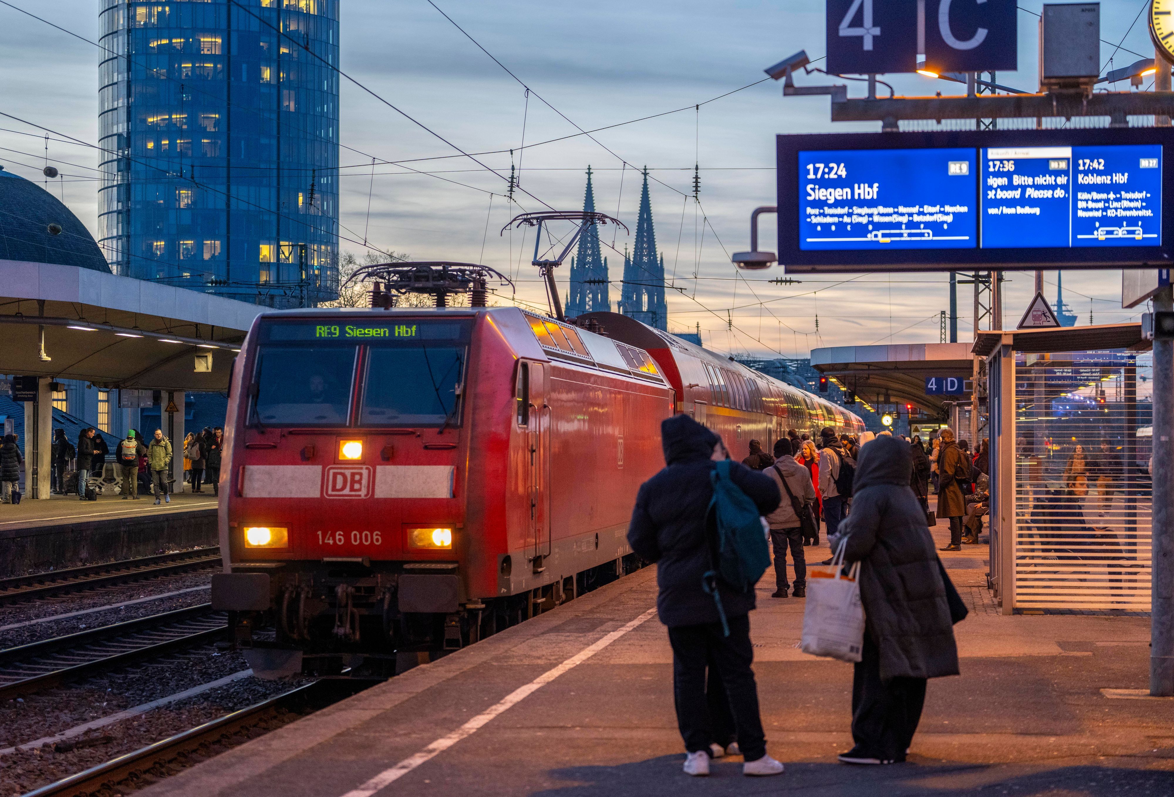 Unter anderem die Bahn-Linie RE9 ist von der Sperrung betroffen (Archivfoto).
