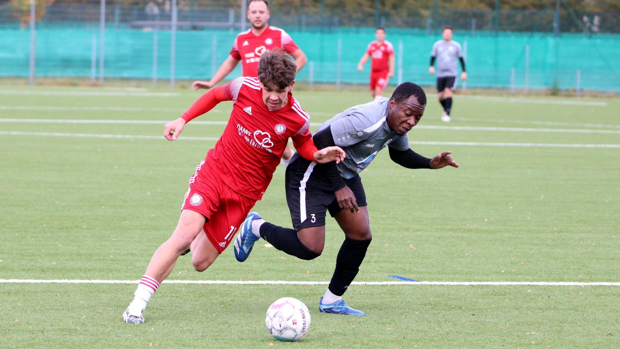 Lucas Jonen legt den Ball an Paul Ewome vorbei.