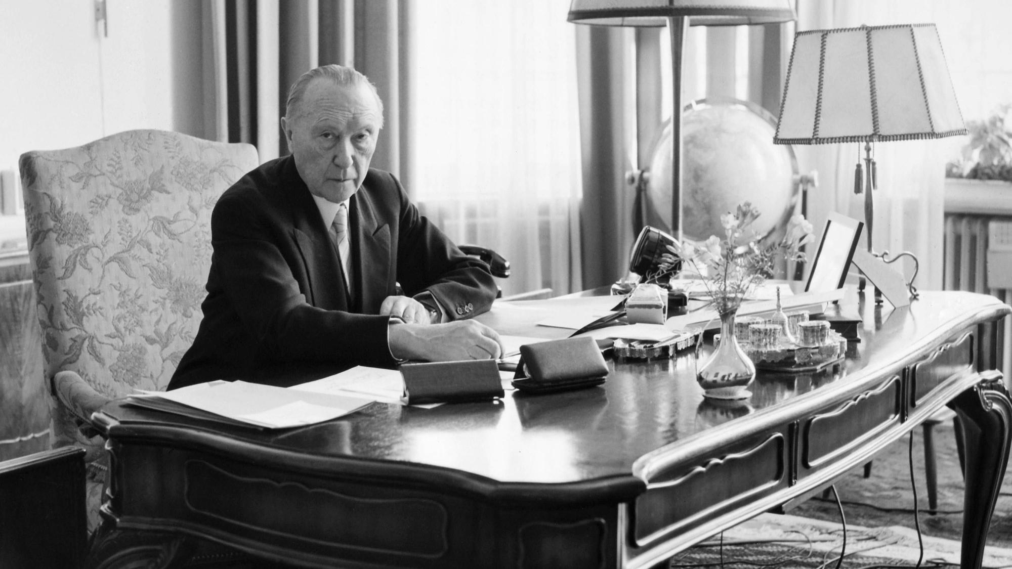 Konrad Adenauer an seinem Schreibtisch (Symbolbild).
